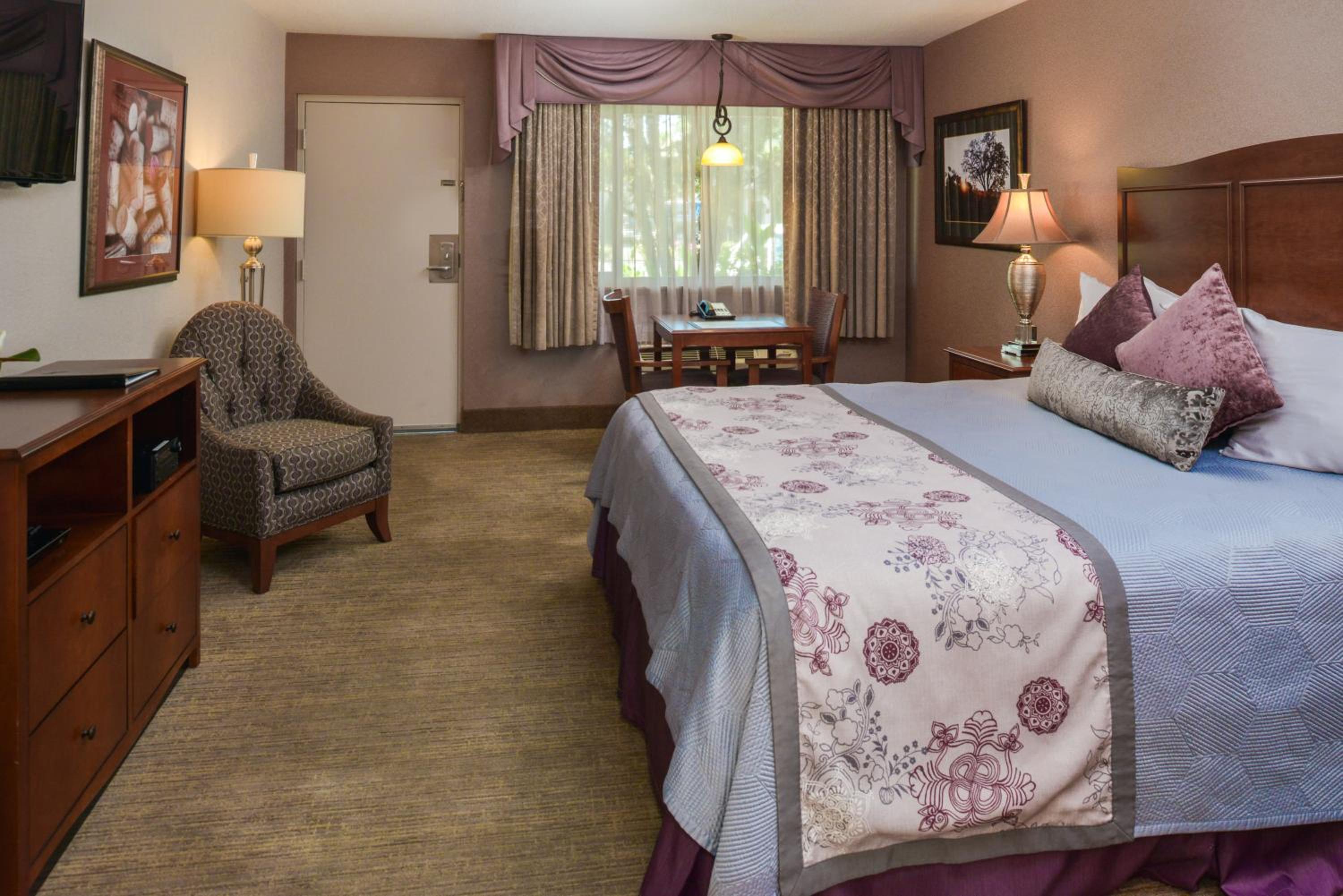 King Suite with Spa Bath - Non-Smoking - Photo 5