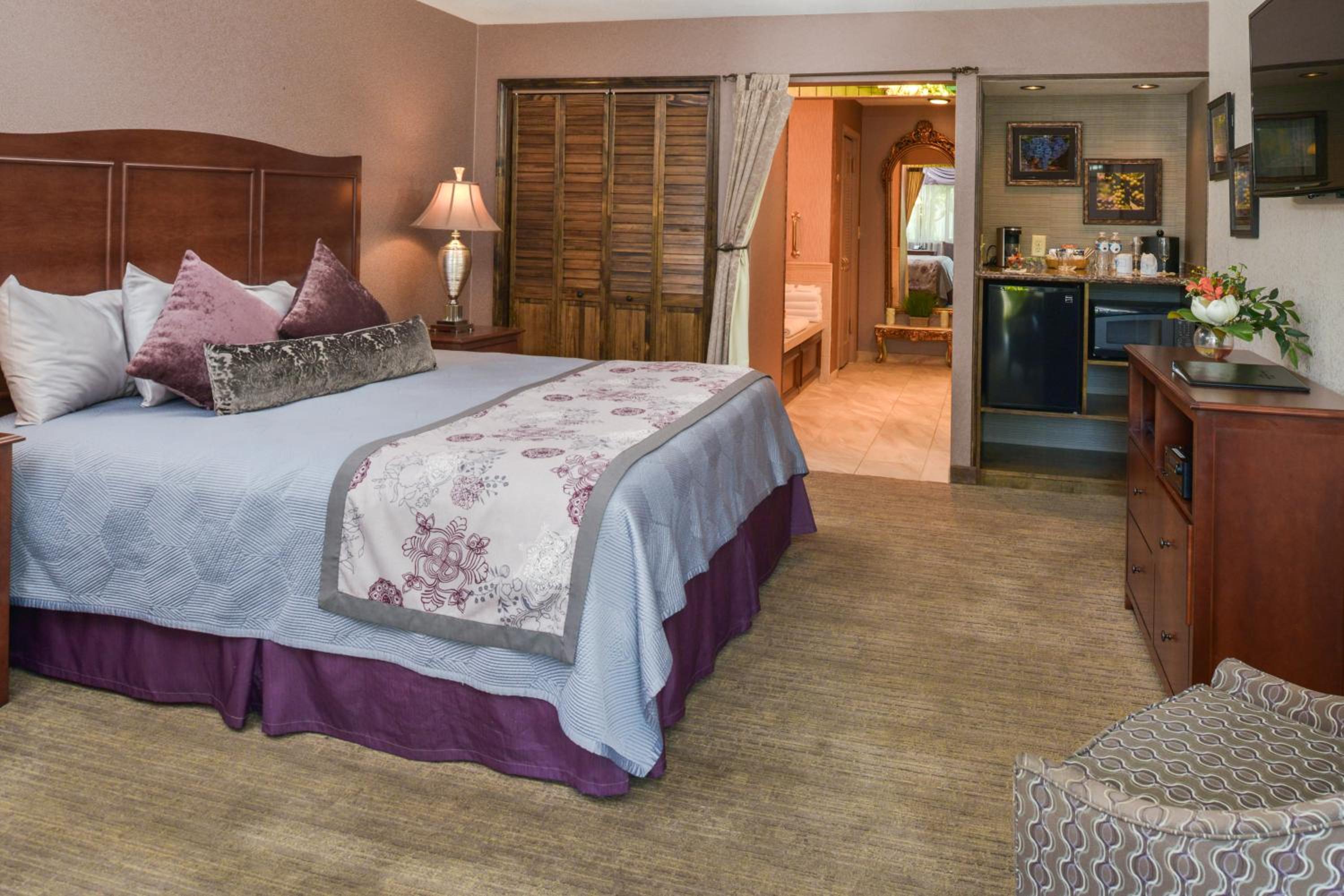 King Suite with Spa Bath - Non-Smoking - Photo 1