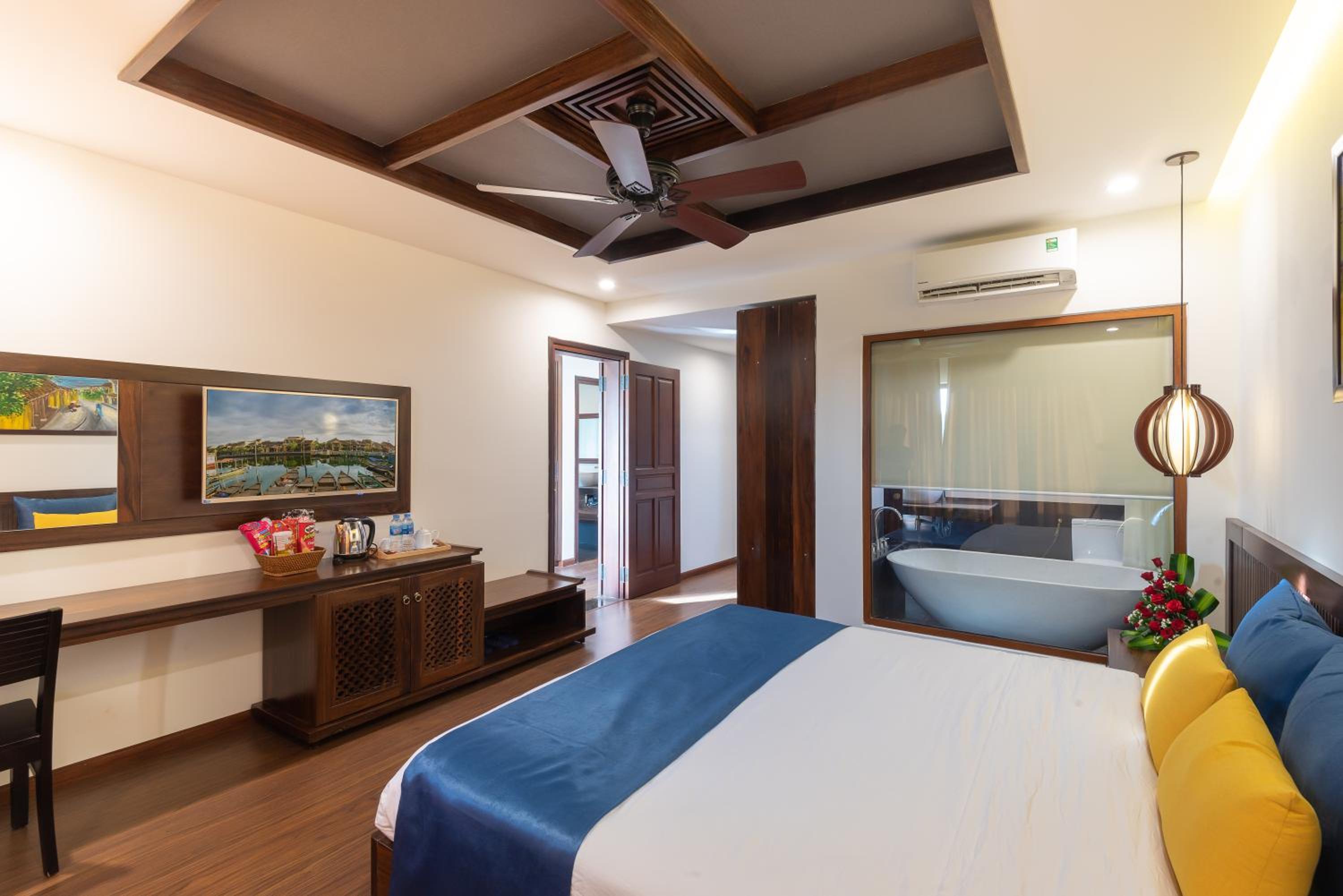Deluxe Double Room with Balcony photo 2