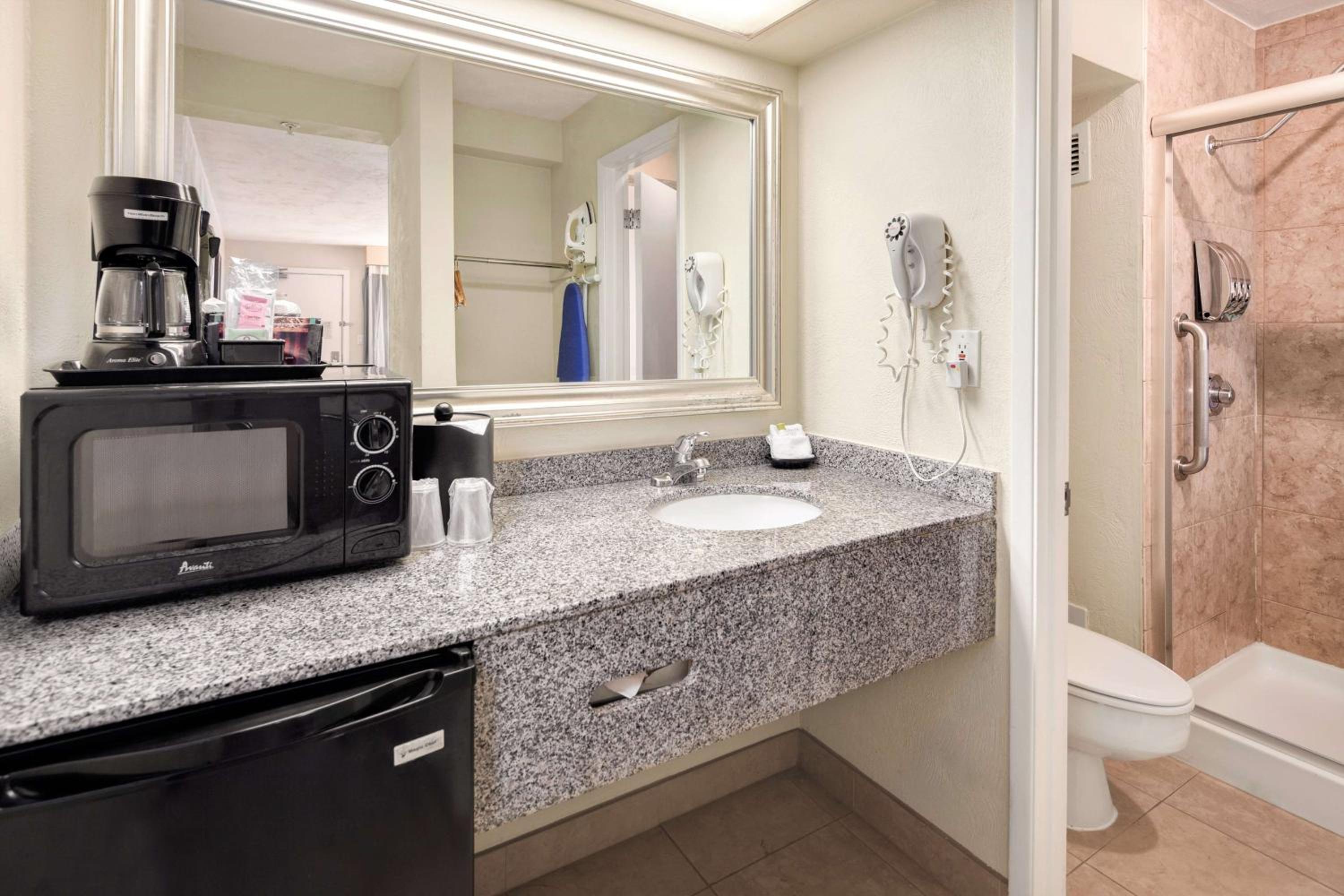 King Room with Jetted Tub and Rain Shower - Non-Smoking photo 2