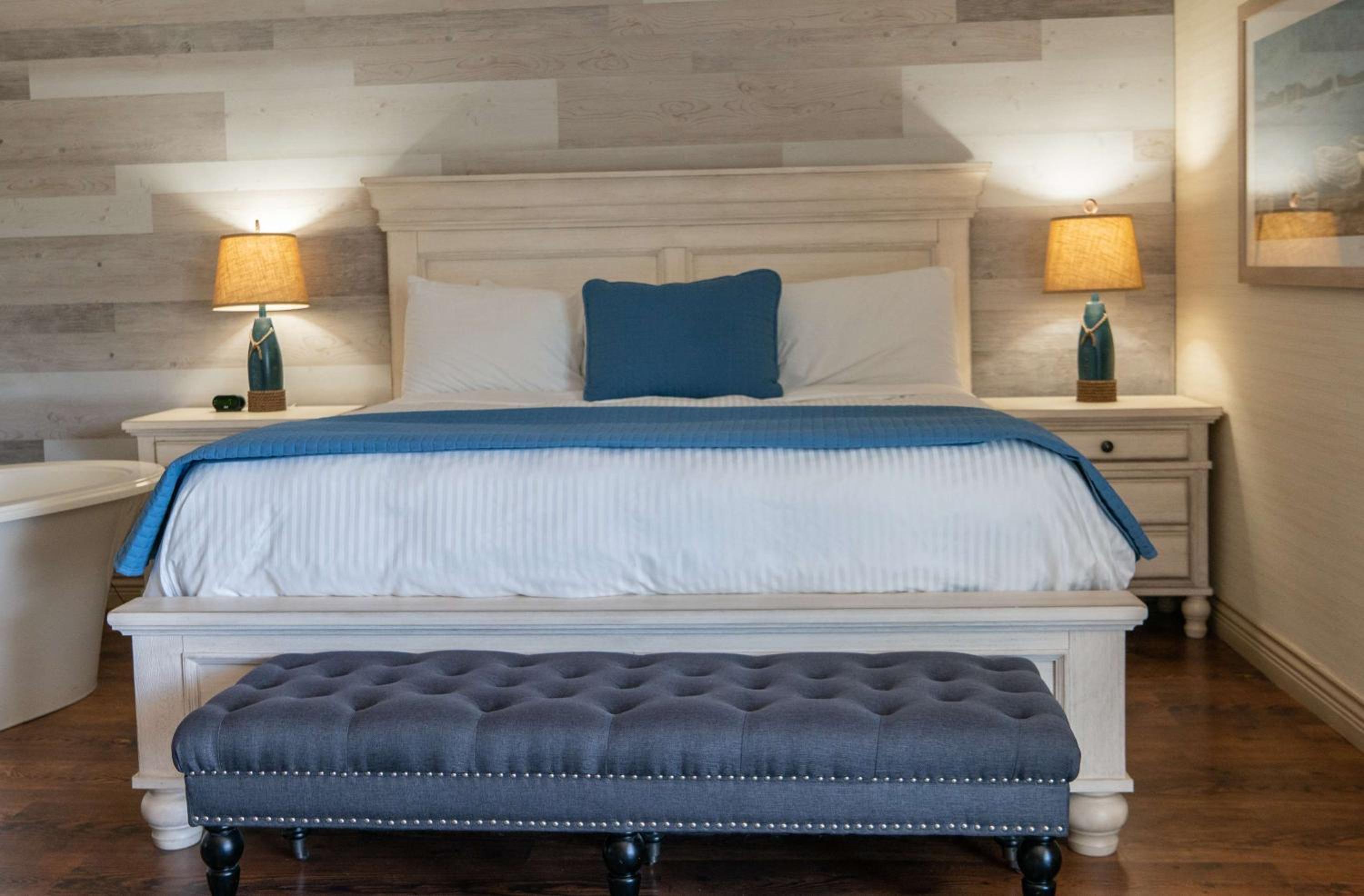 King Room with Jetted Tub - Photo 3