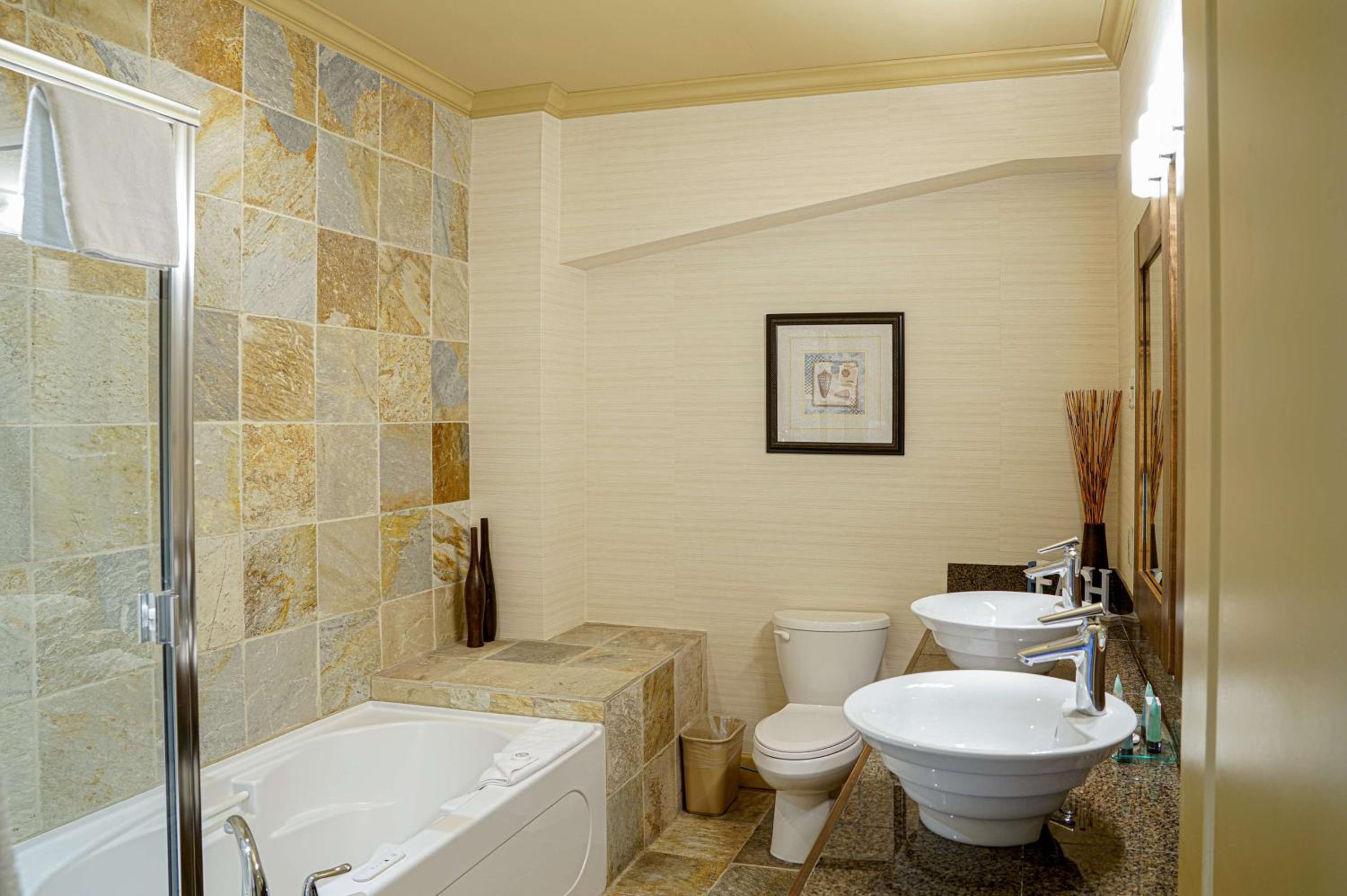 Two-Bedroom King Suite with Queen Bed - Photo 4