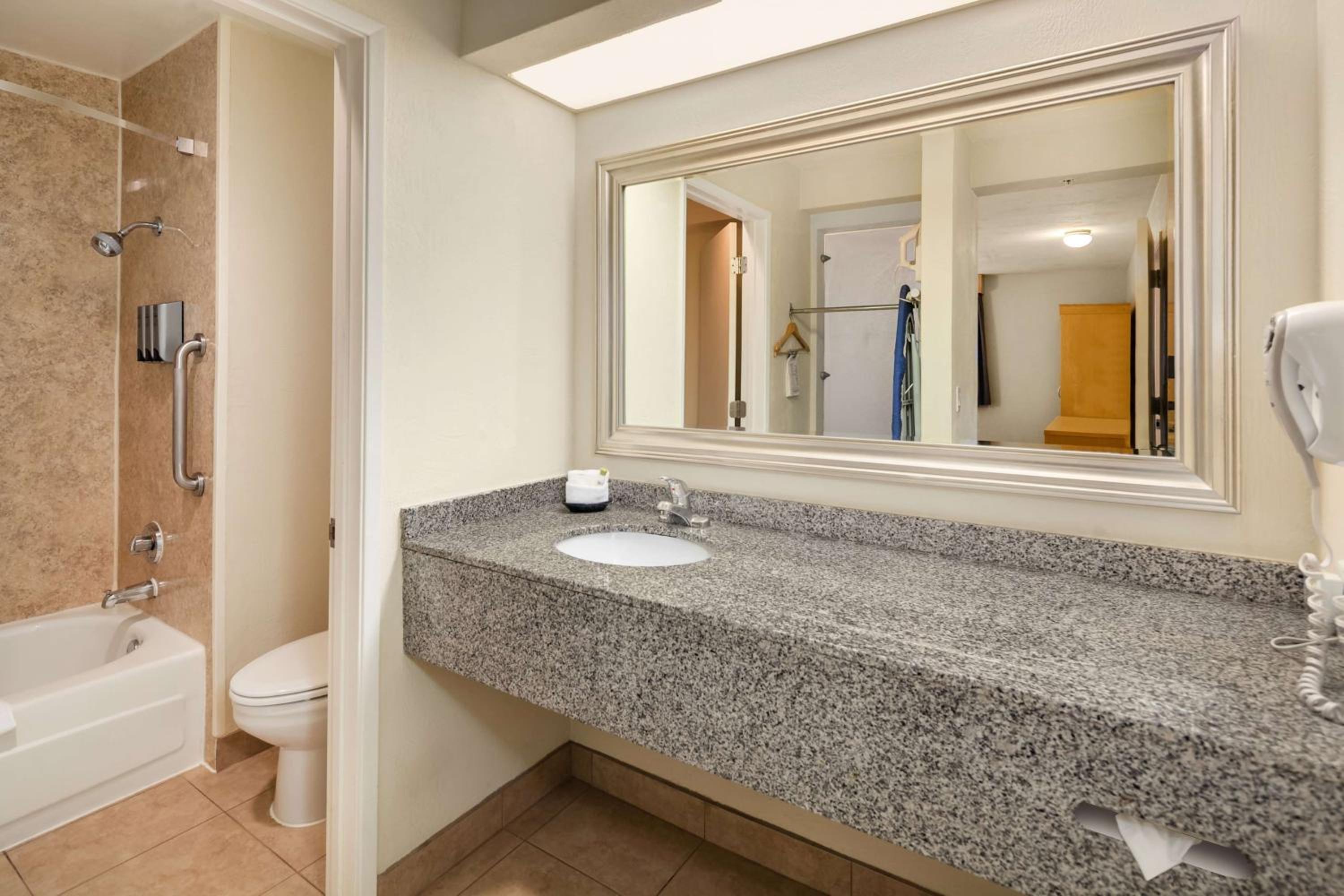 Queen Suite with Two Queen Beds, Sofa Bed, Dining Room and Kitchenette - Top Floor/Non-Smoking - Photo 2
