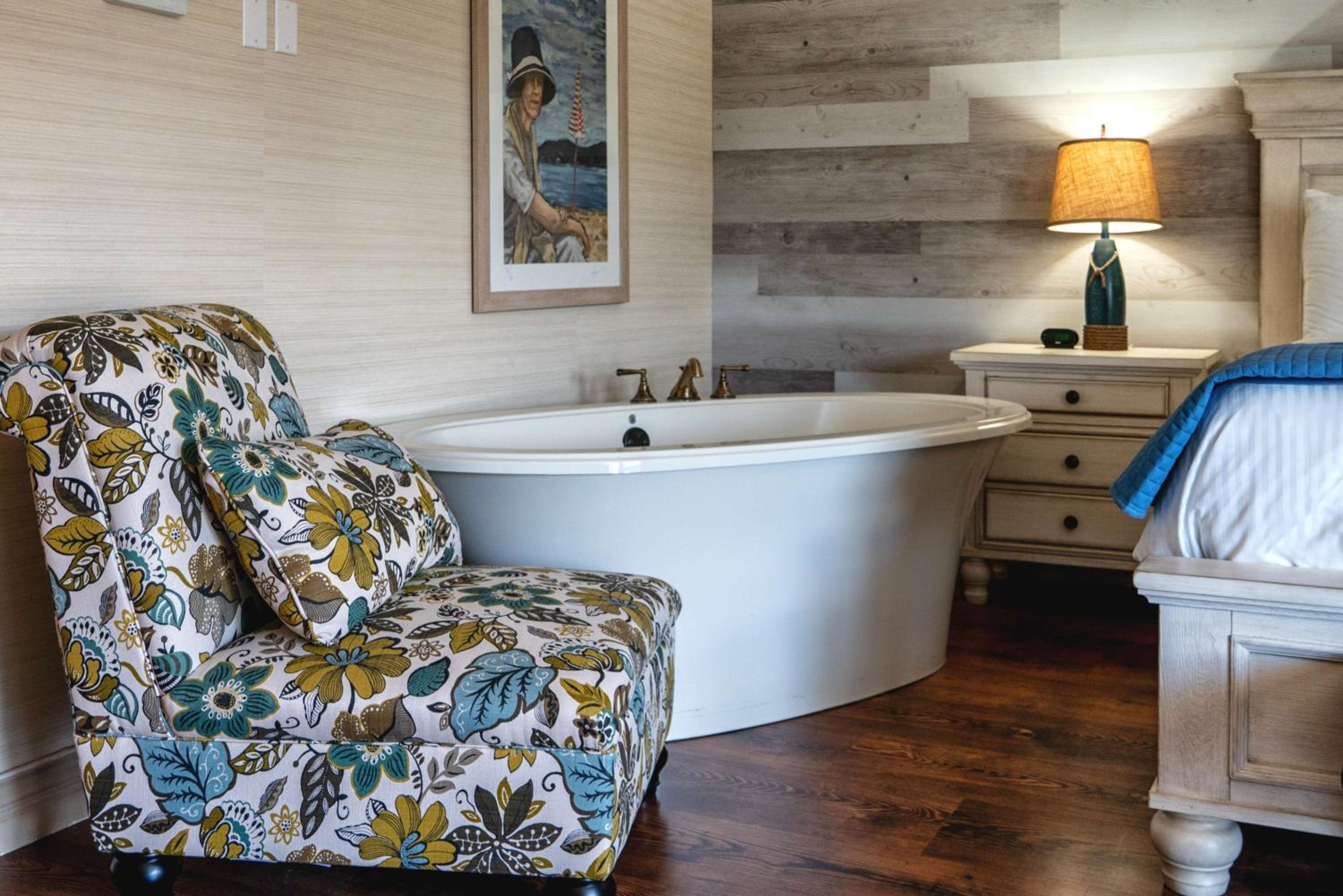 King Room with Jetted Tub - Photo 4