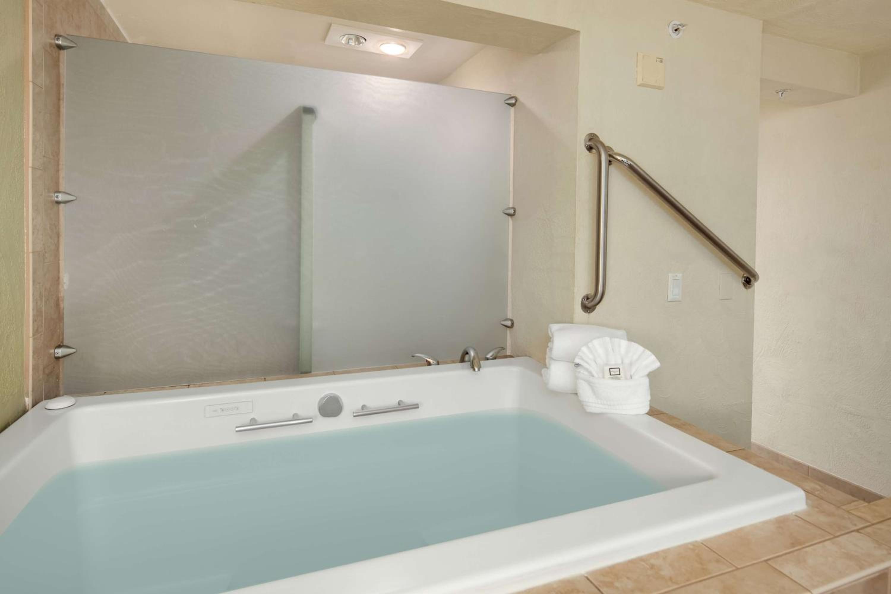 King Room with Jetted Tub and Rain Shower - Non-Smoking photo 1
