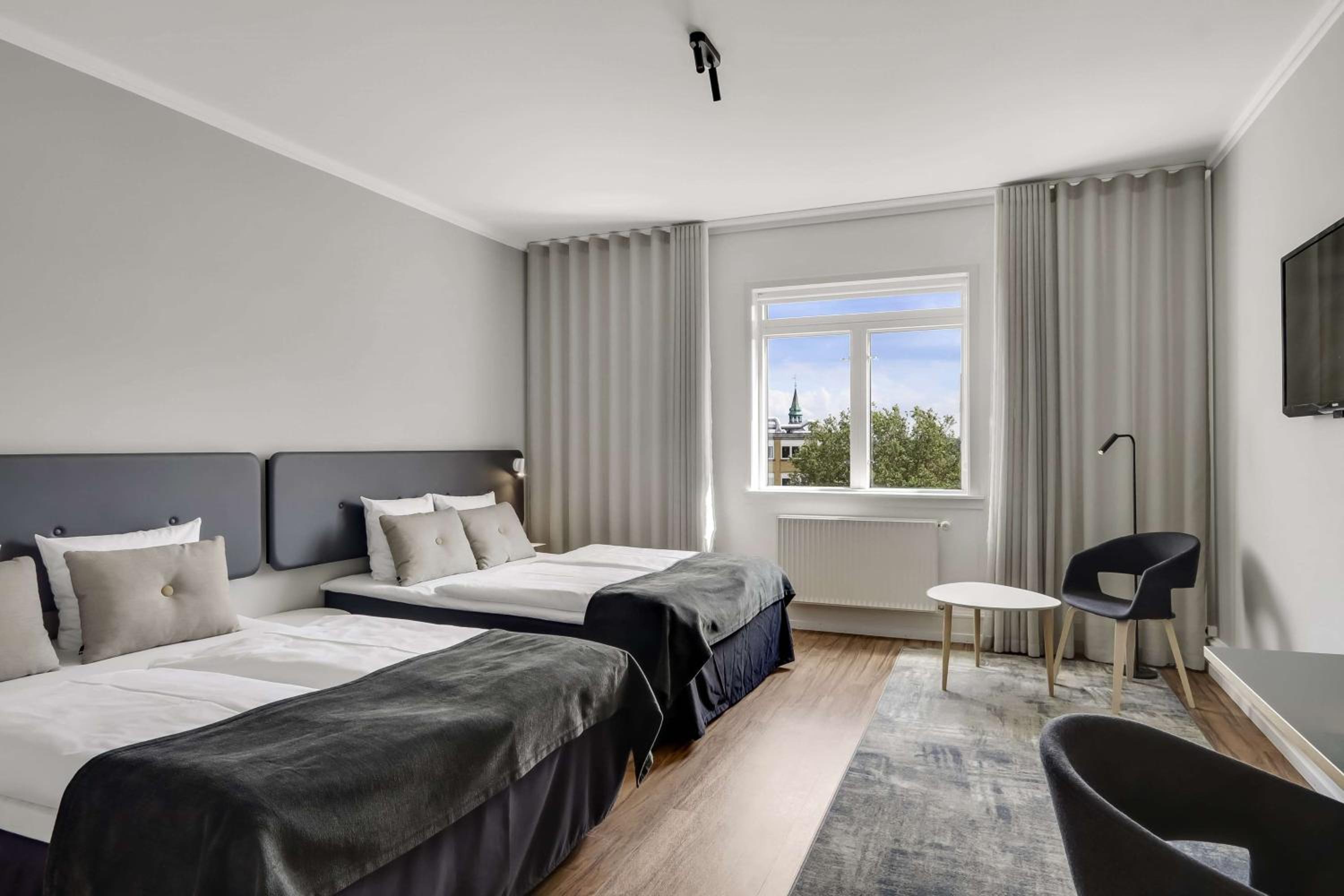 Premium Queen Room with Two Queen Beds and City View - Non-Smoking, photo 6