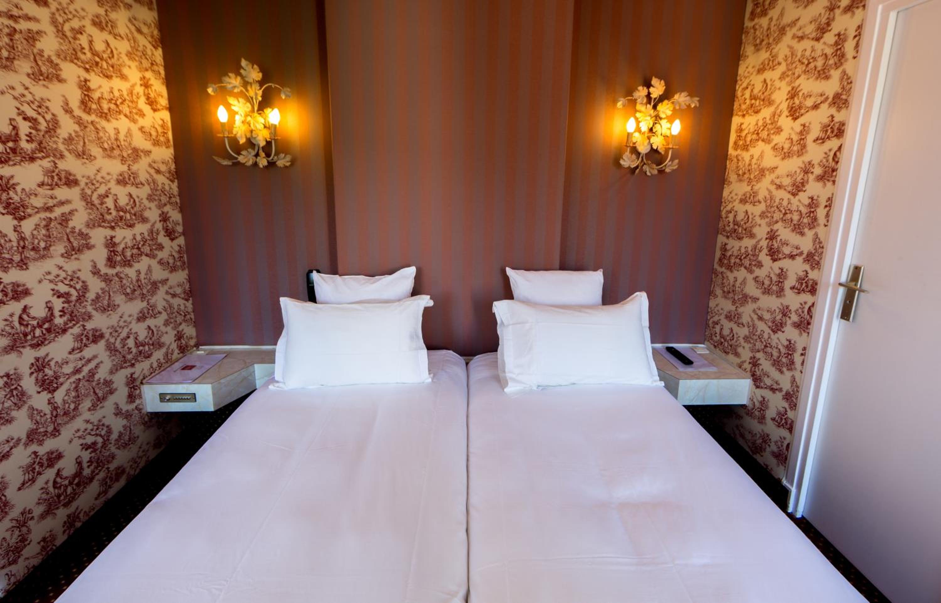 Deluxe Double or Twin Room with Partial Eiffel Tower or Sacré Coeur View photo 1