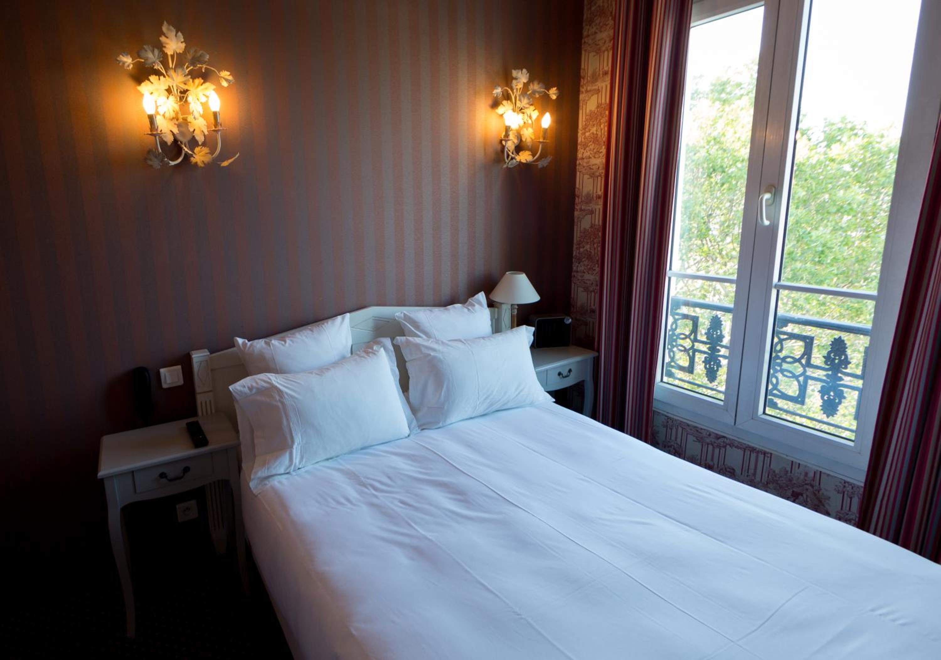 Deluxe Double or Twin Room with Partial Eiffel Tower or Sacré Coeur View photo 3