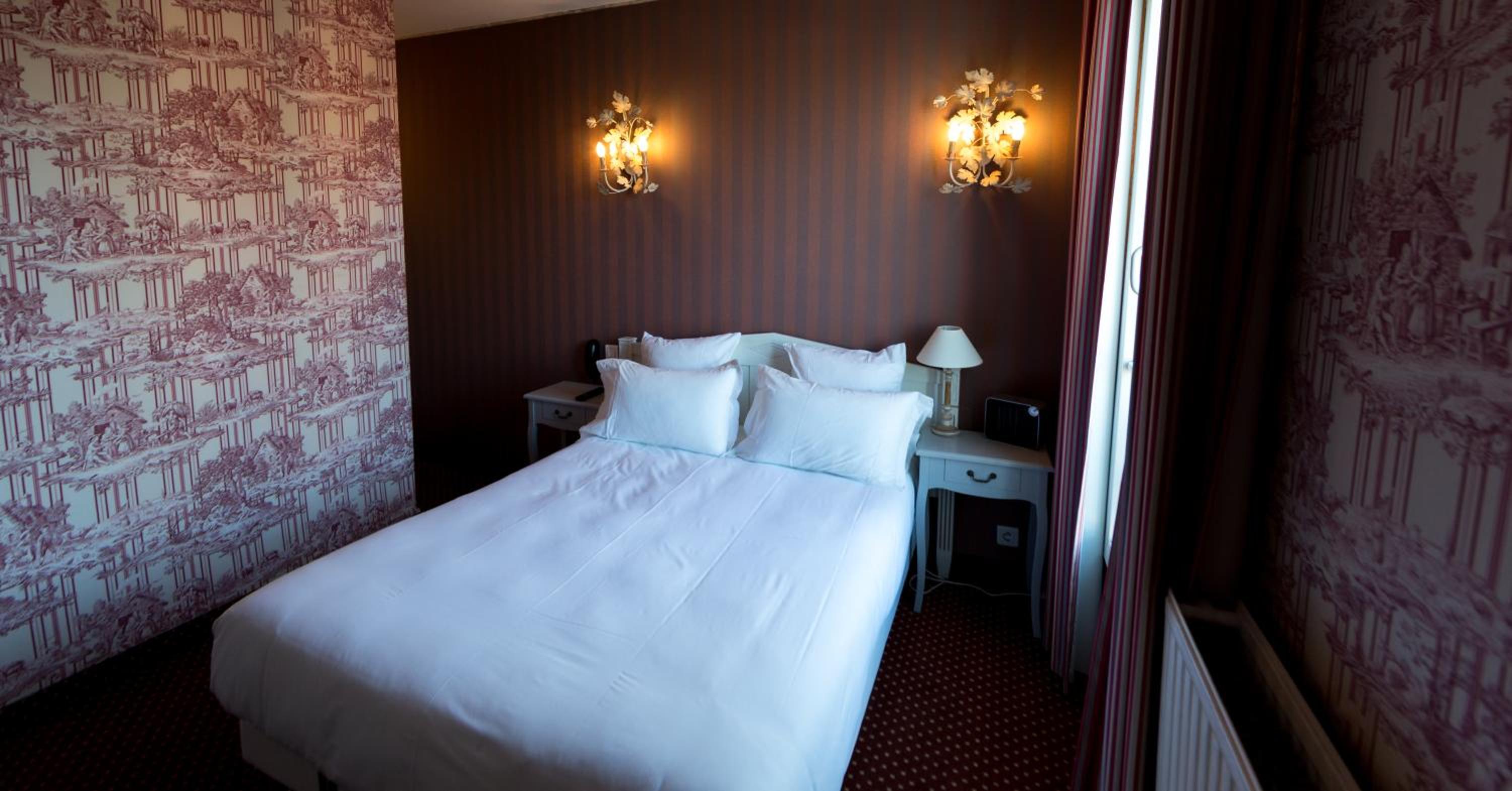 Deluxe Double or Twin Room with Partial Eiffel Tower or Sacré Coeur View photo 2