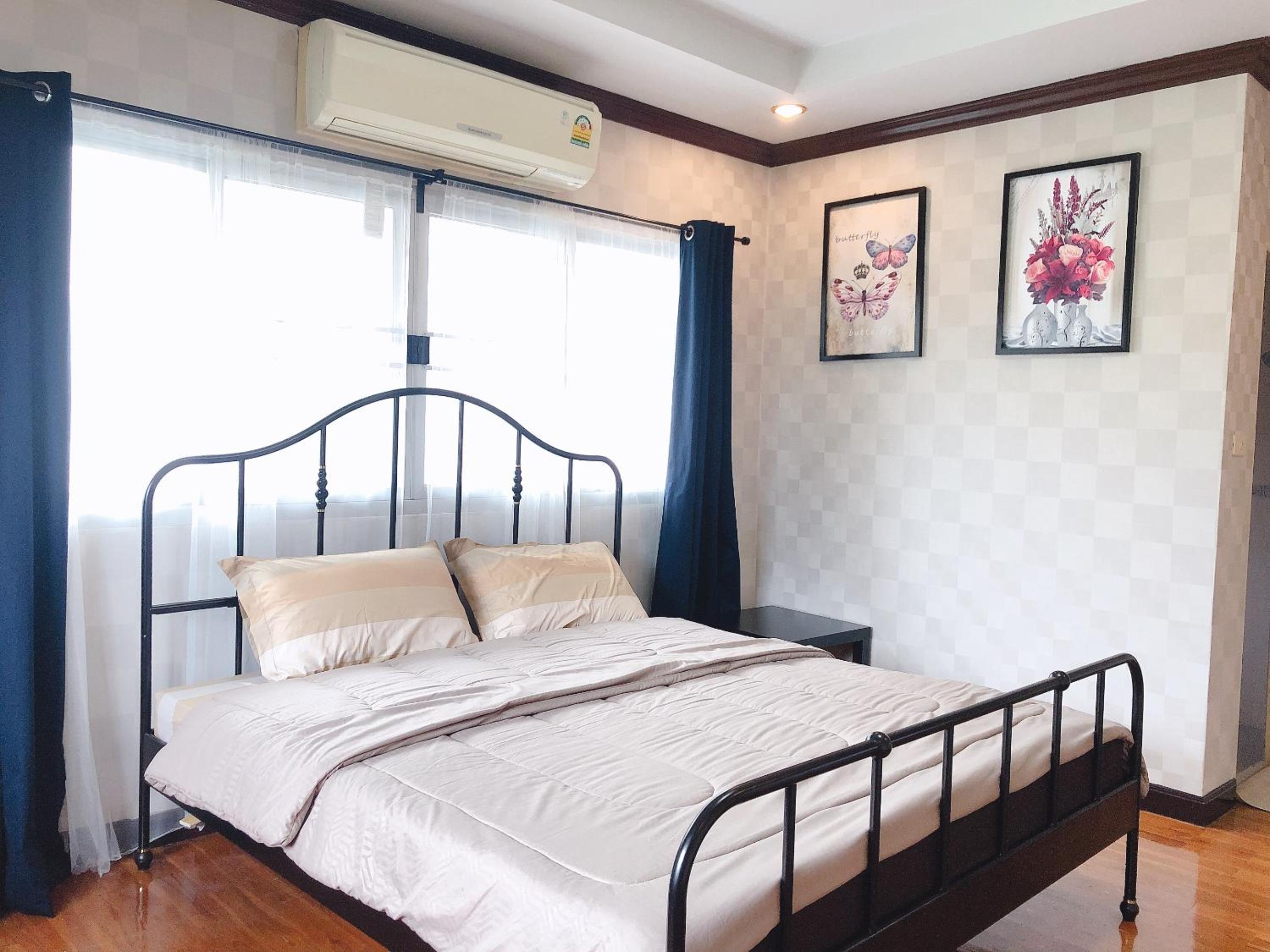 Deluxe Queen Room with Two Queen Beds - Photo 9