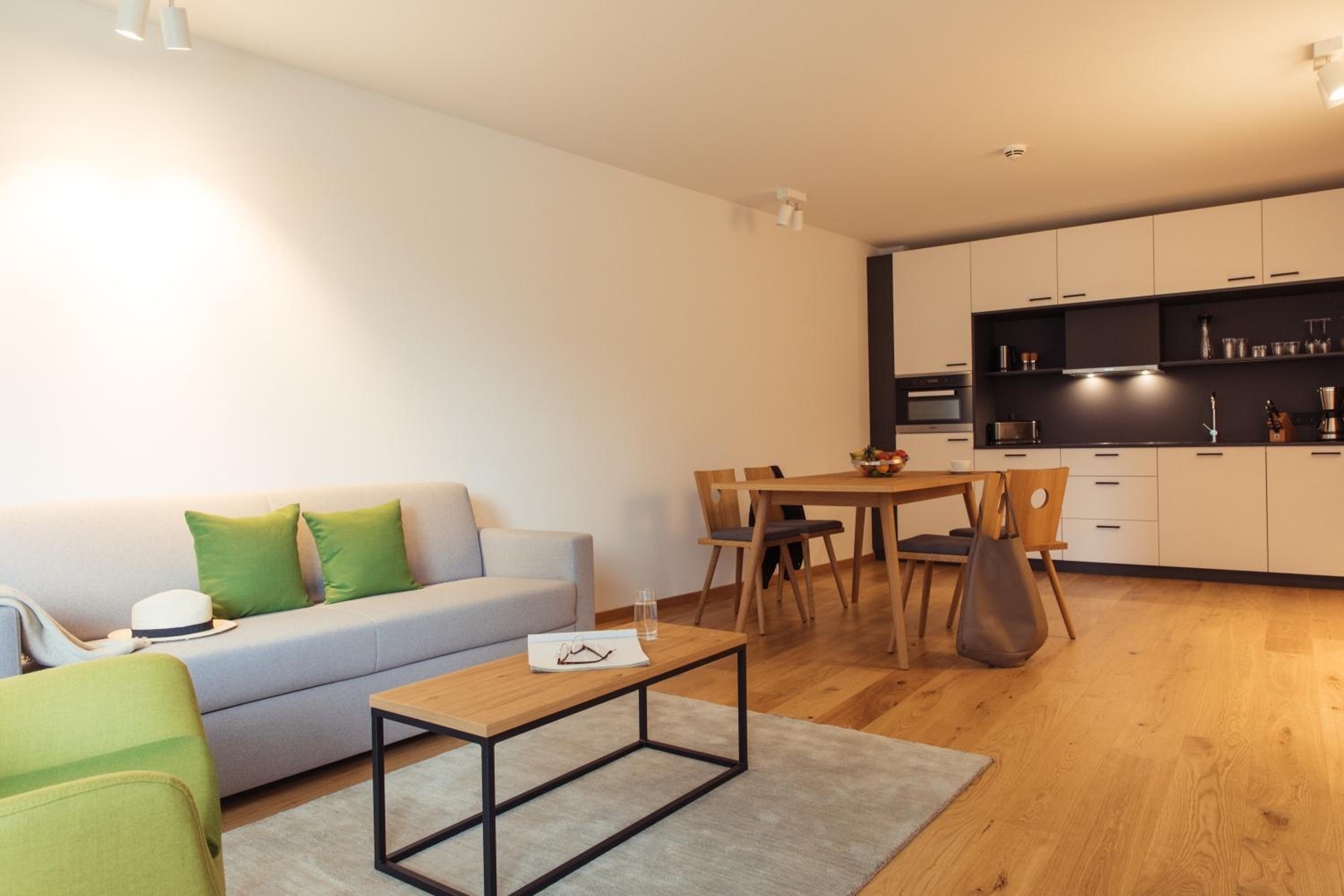 Executive Three-Bedroom Apartment with Balcony or Terrace - Photo 10