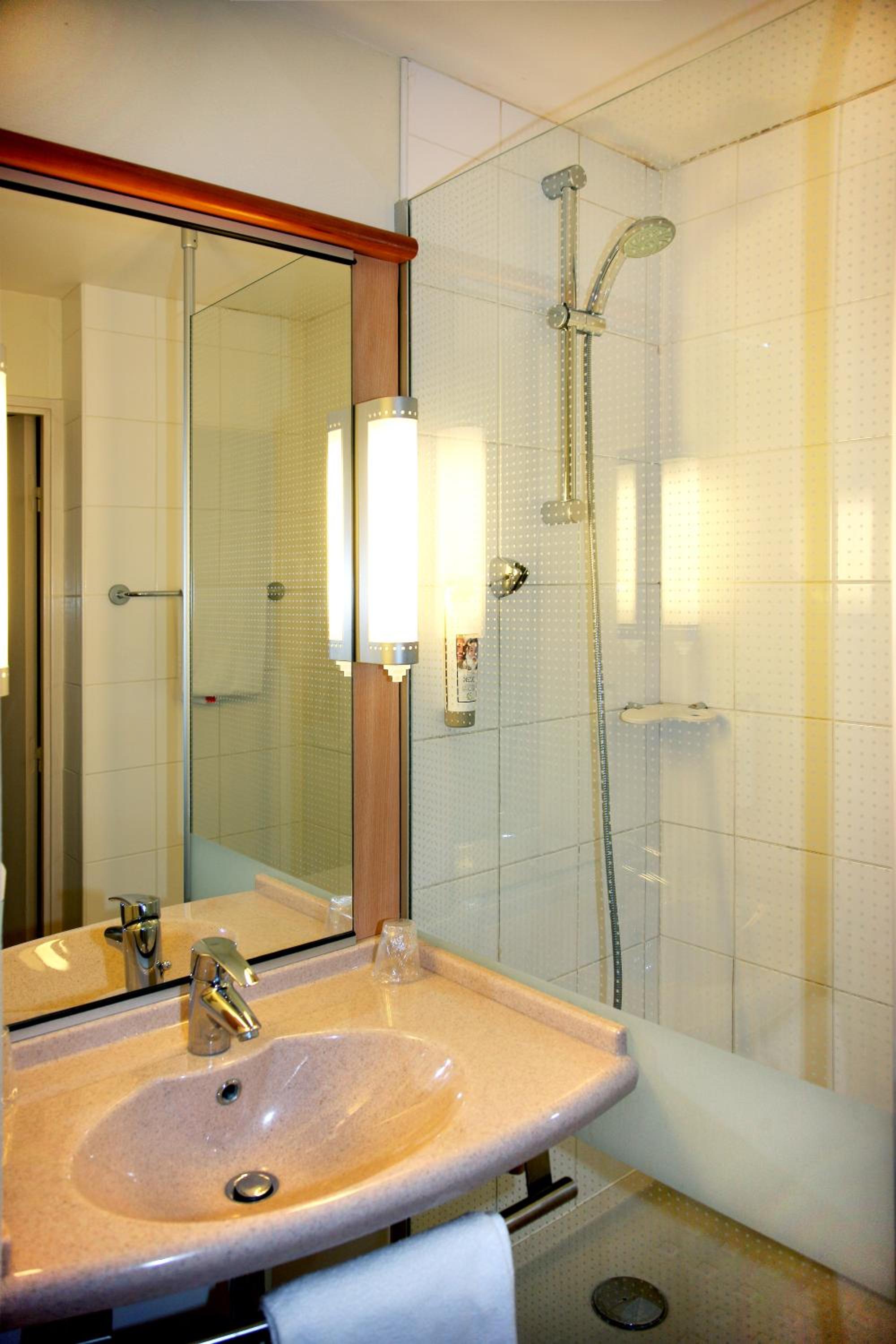 Standard Double Room - Photo 6