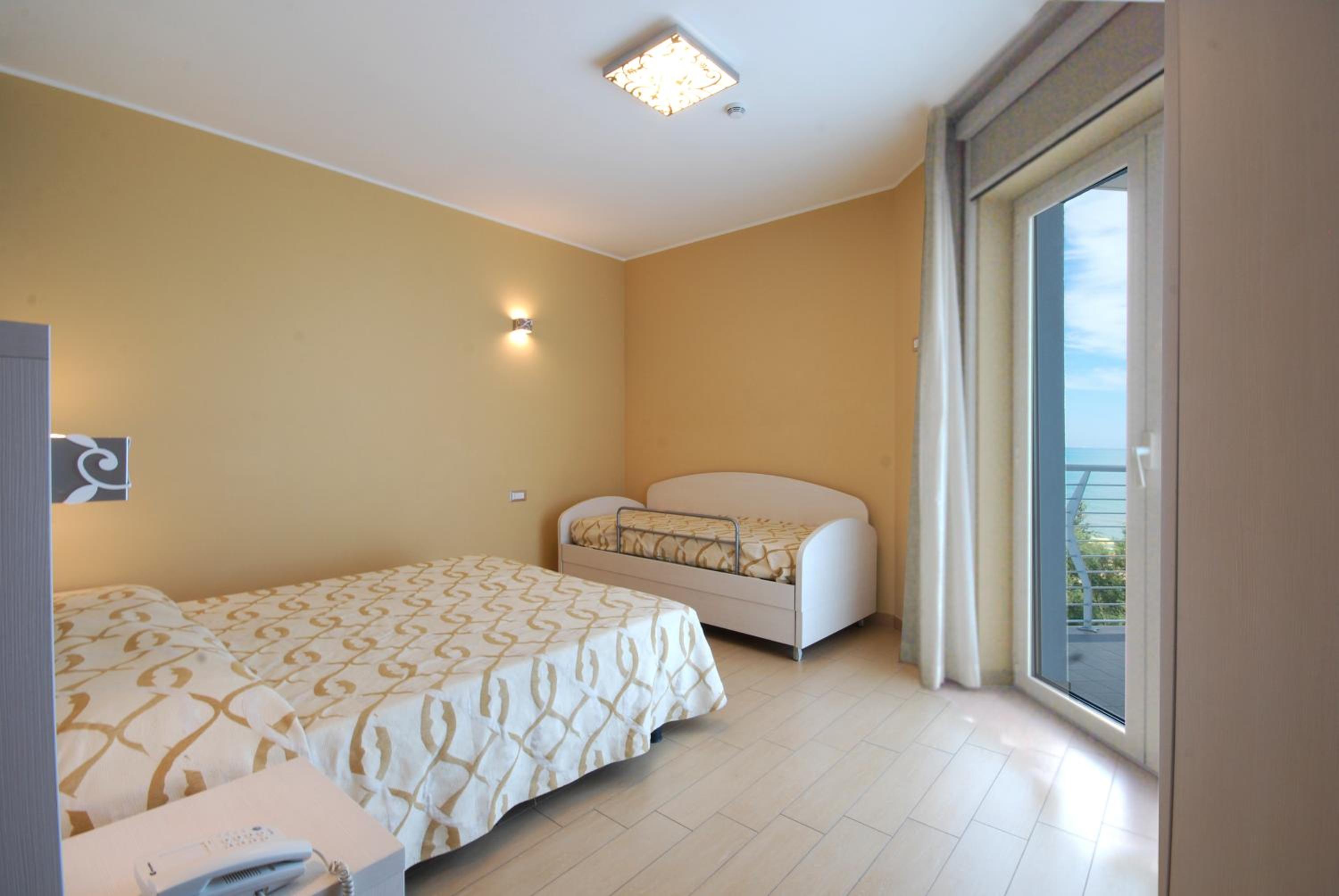 One-Bedroom Apartment (6 Adults) photo 2