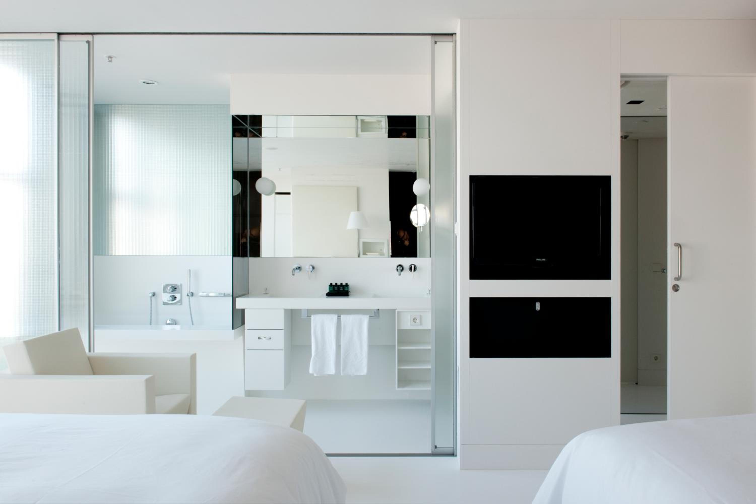 Corner Queen Room with Two Queen Beds and Ferris Wheel View - Photo 2