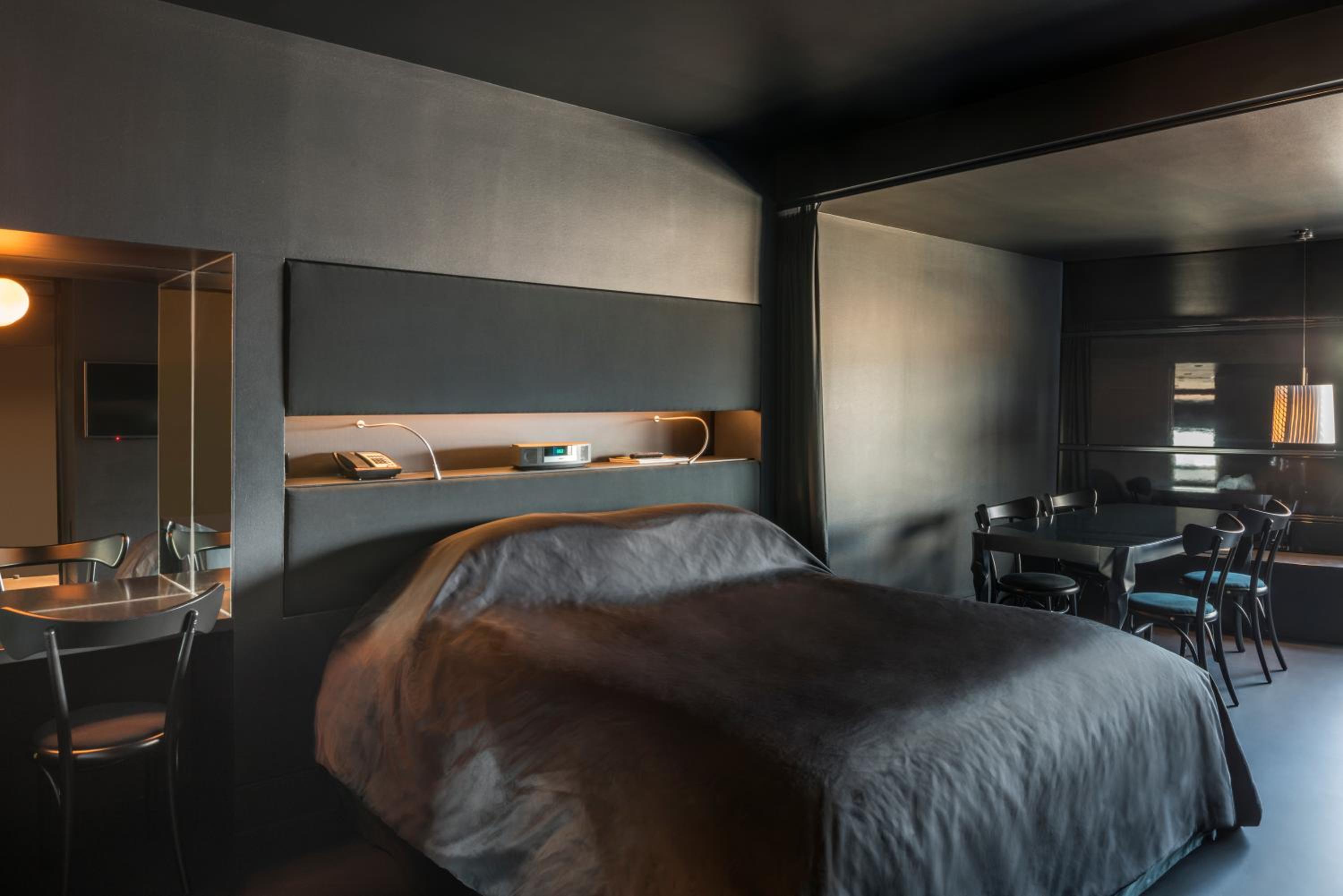Black Deluxe Suite – Danube Canal View, king bed photo 1