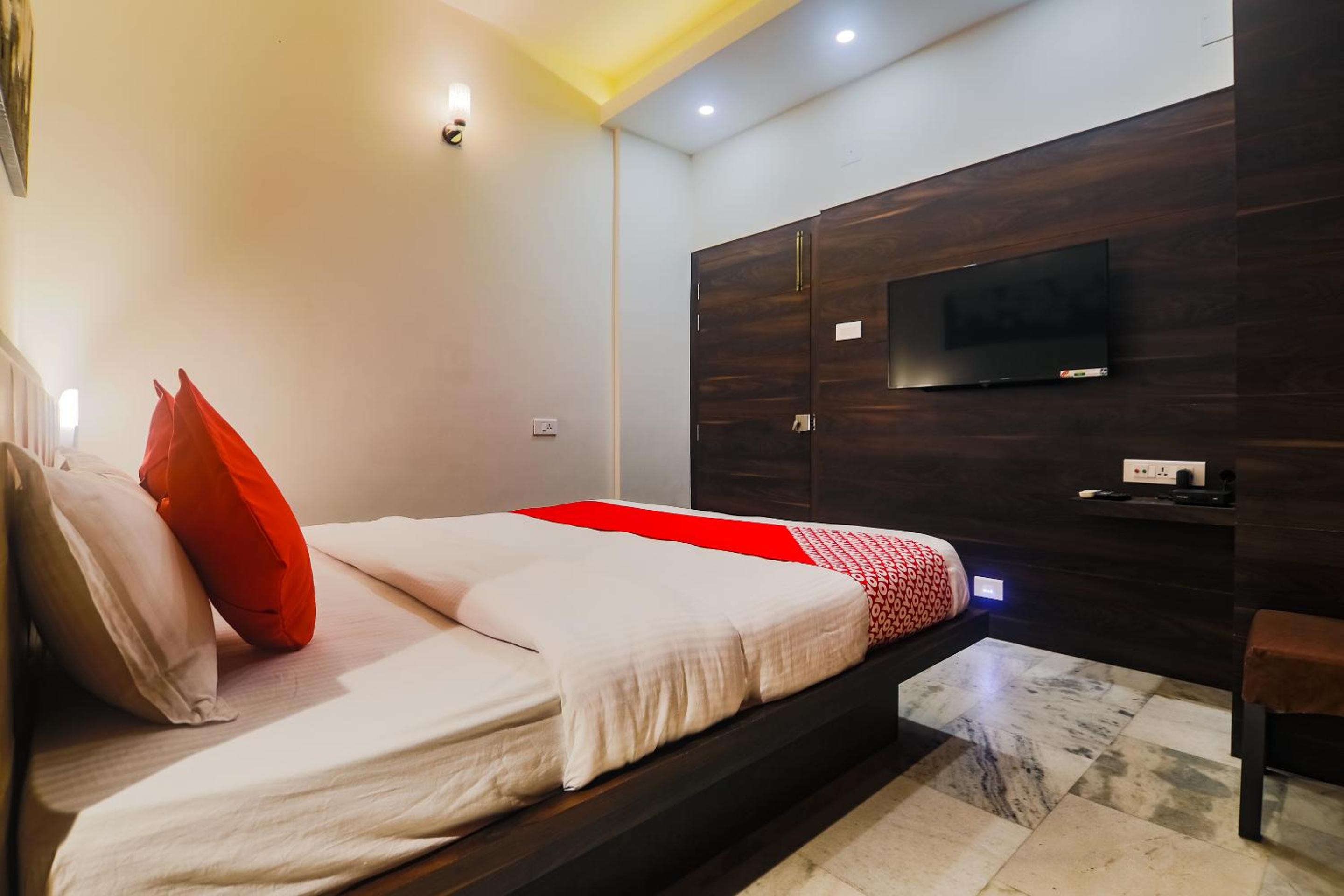 Deluxe Double Room - Photo 12