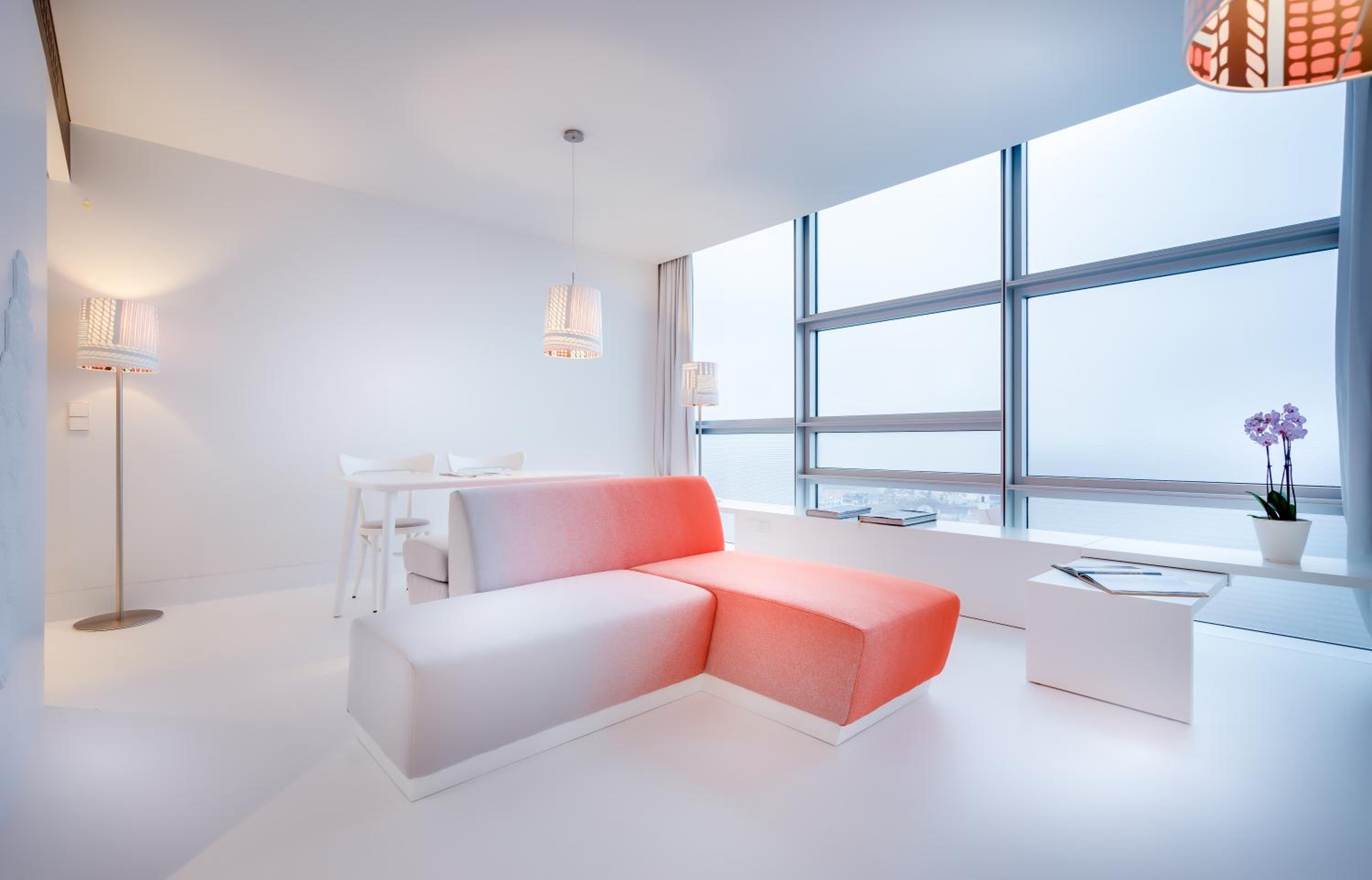 Junior Suite – Ferris Wheel View, king bed - Photo 4