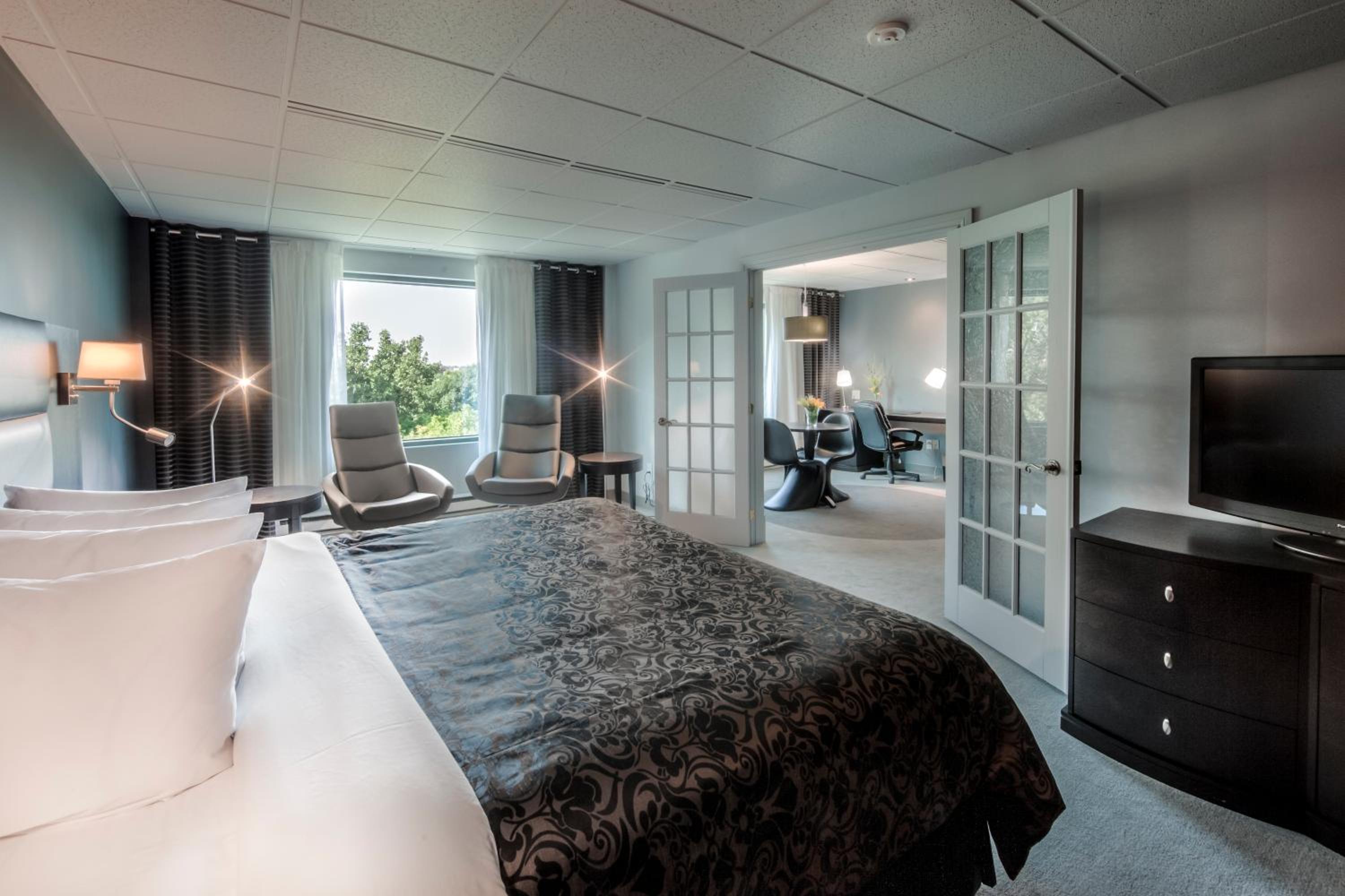 Signature Suite with River View photo 1