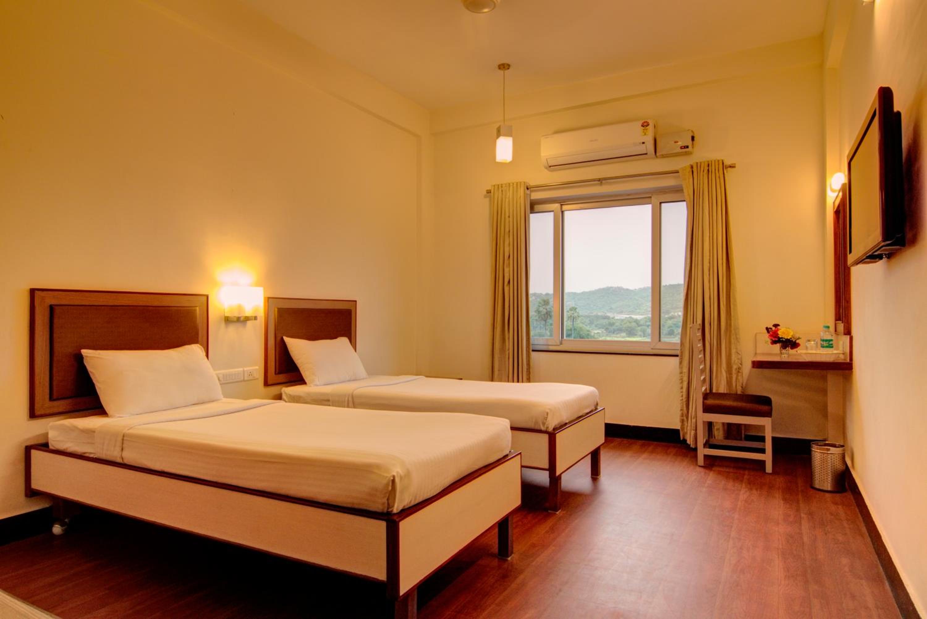 Standard Twin Room - Photo 1