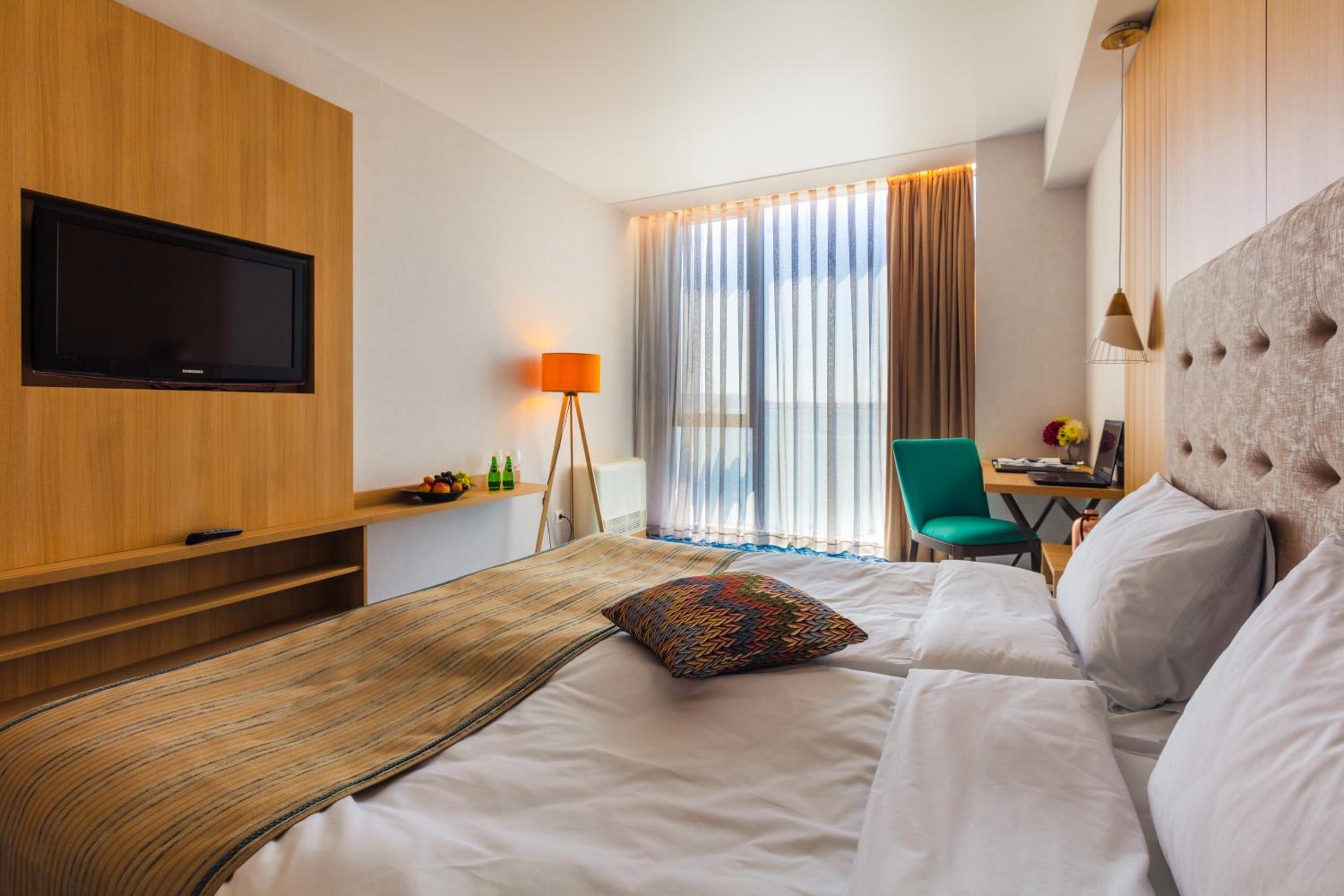 Double or Twin Room with City View - Photo 1