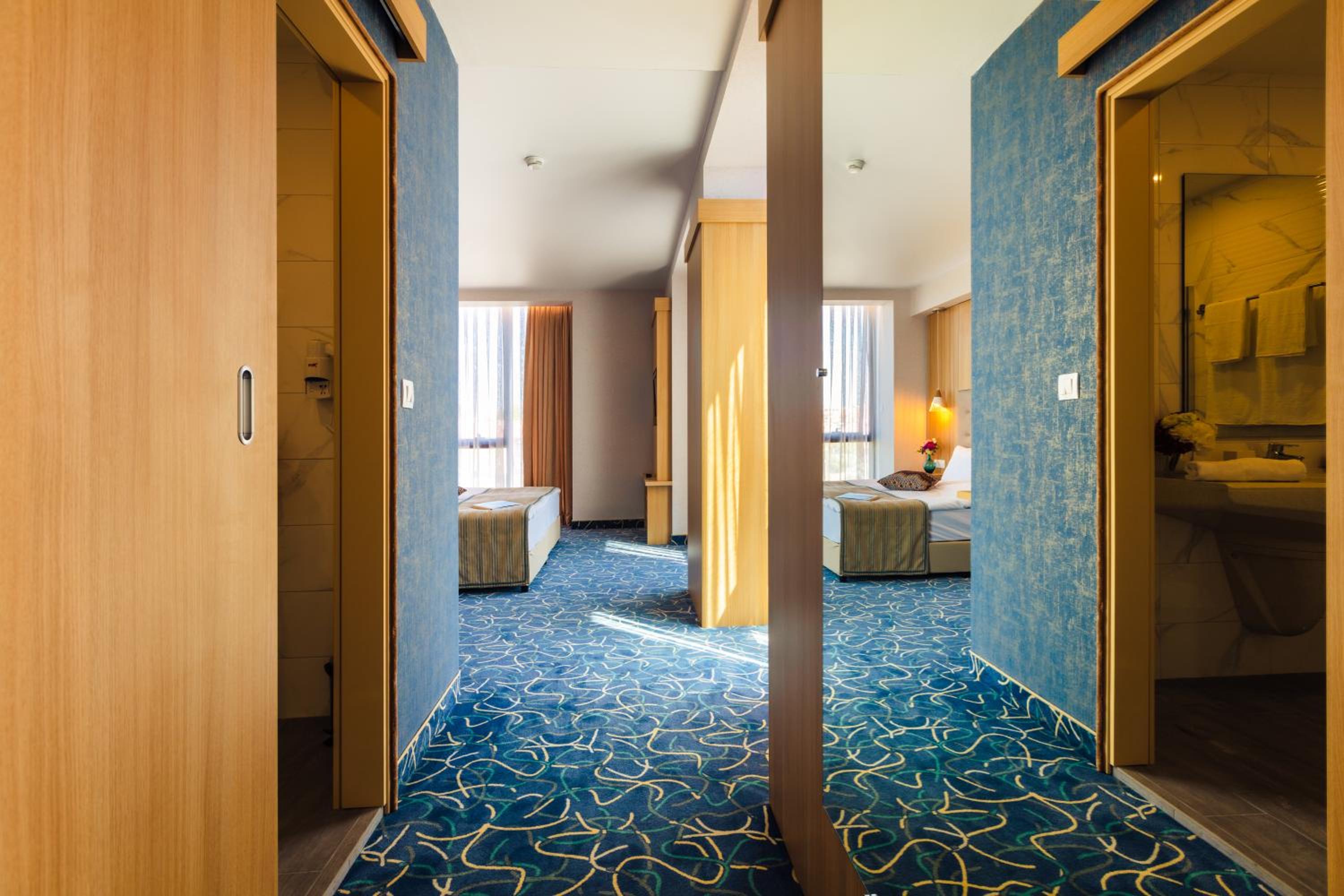 Double or Twin Room with City View - Photo 4