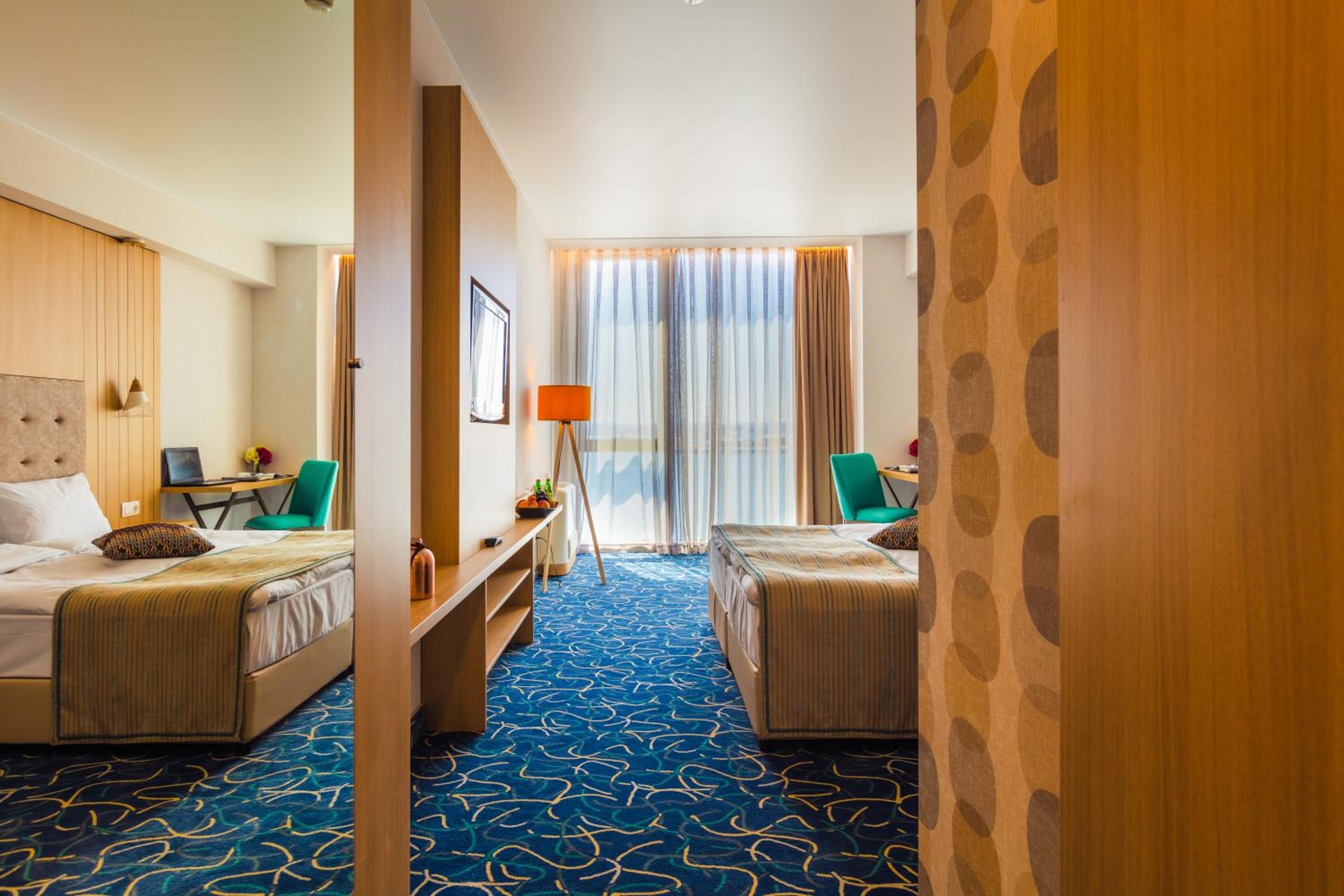 Double or Twin Room with City View - Photo 8