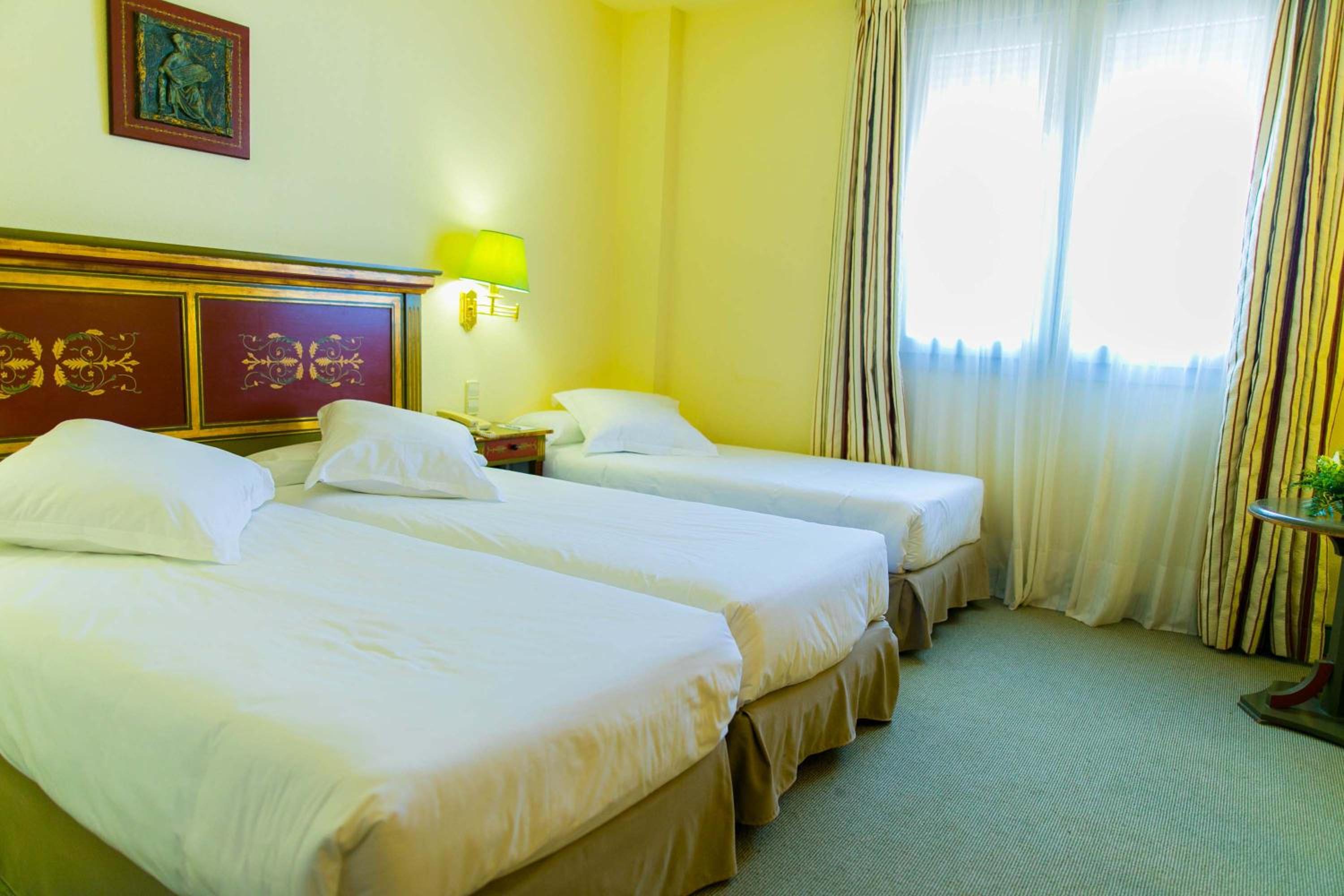Triple Room (2 Adults + 1 Child) - Photo 3