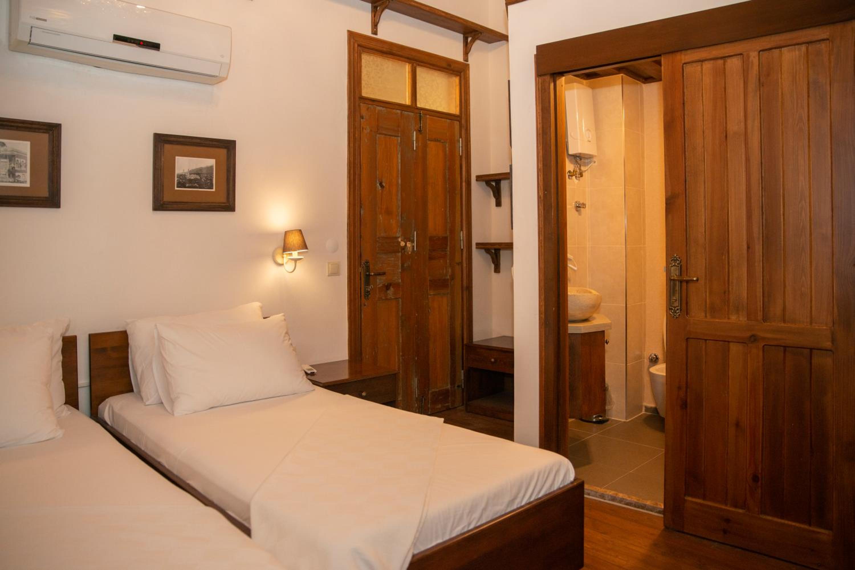 Standard Double or Twin Room - Photo 5