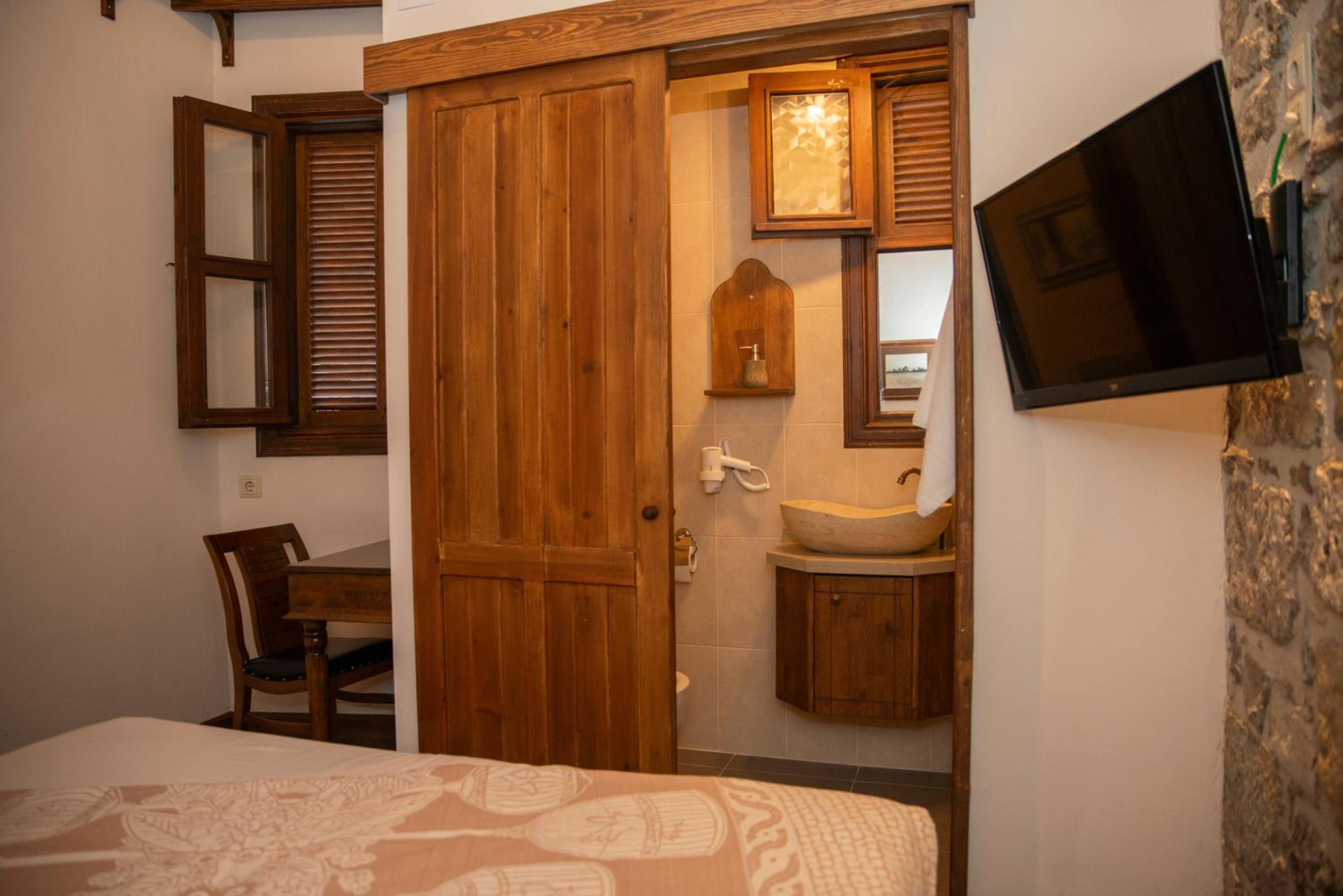 Standard Double or Twin Room - Photo 4