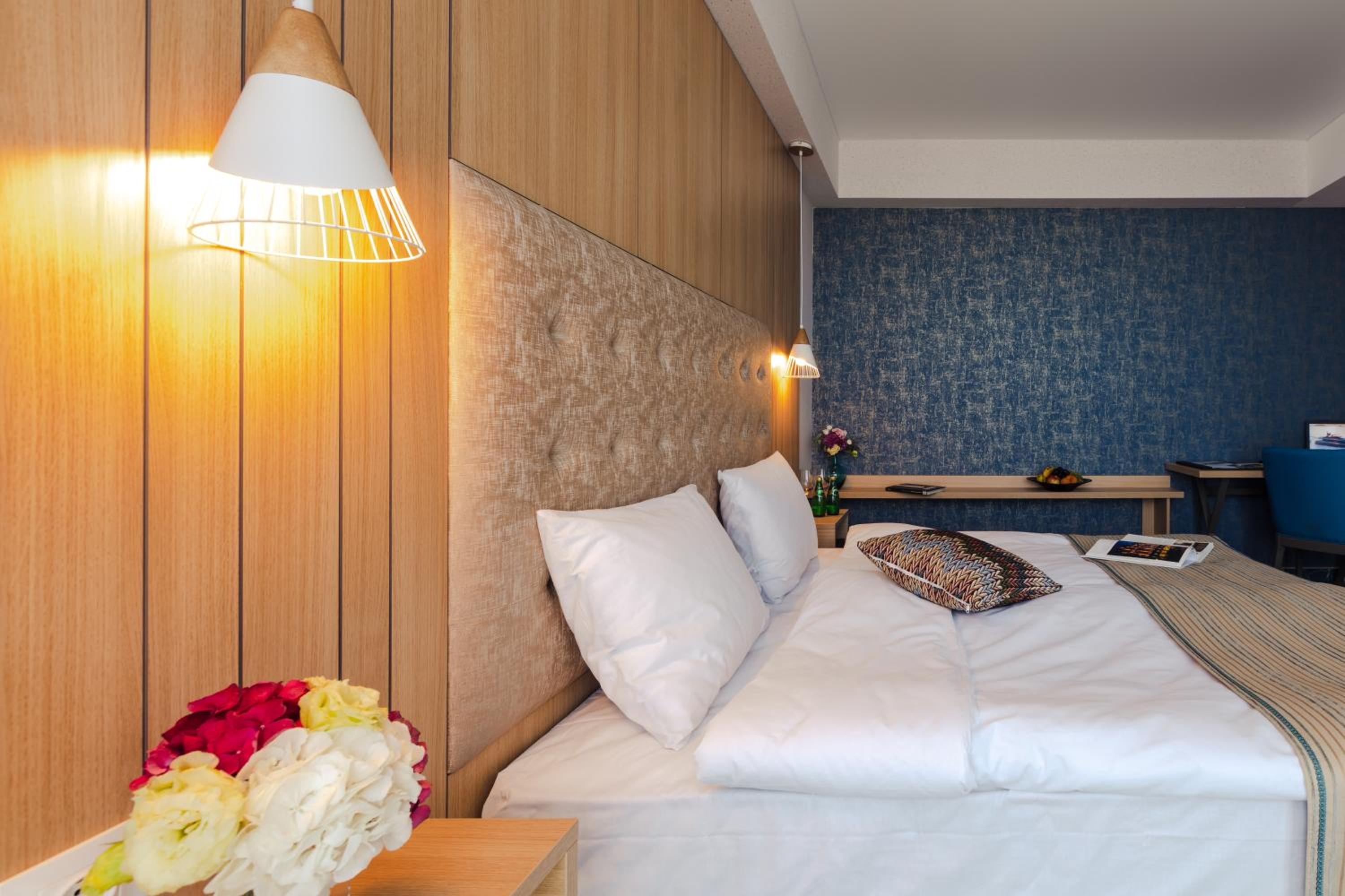 Double or Twin Room with City View - Photo 6