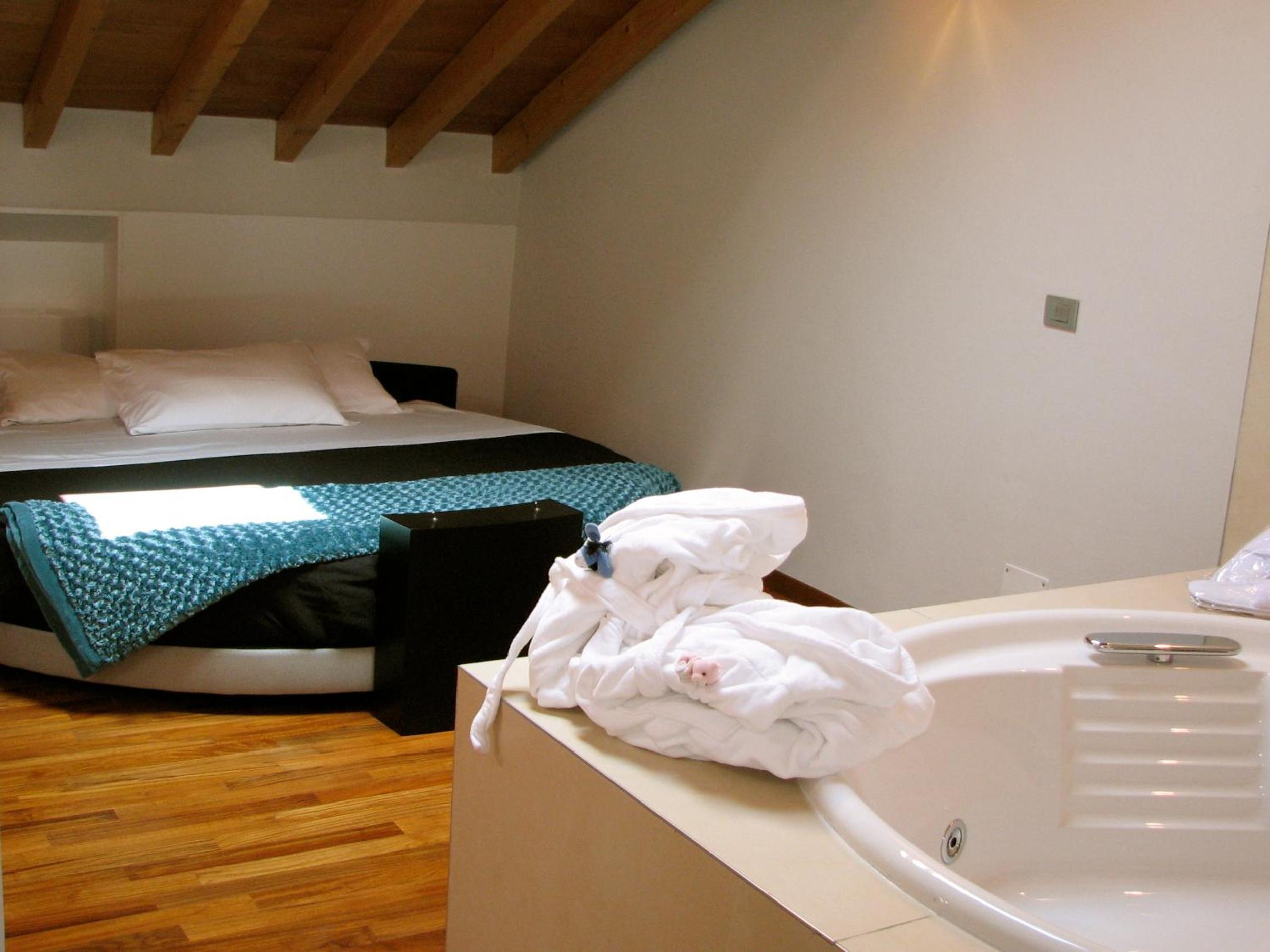 Deluxe Suite - Attic - Photo 5