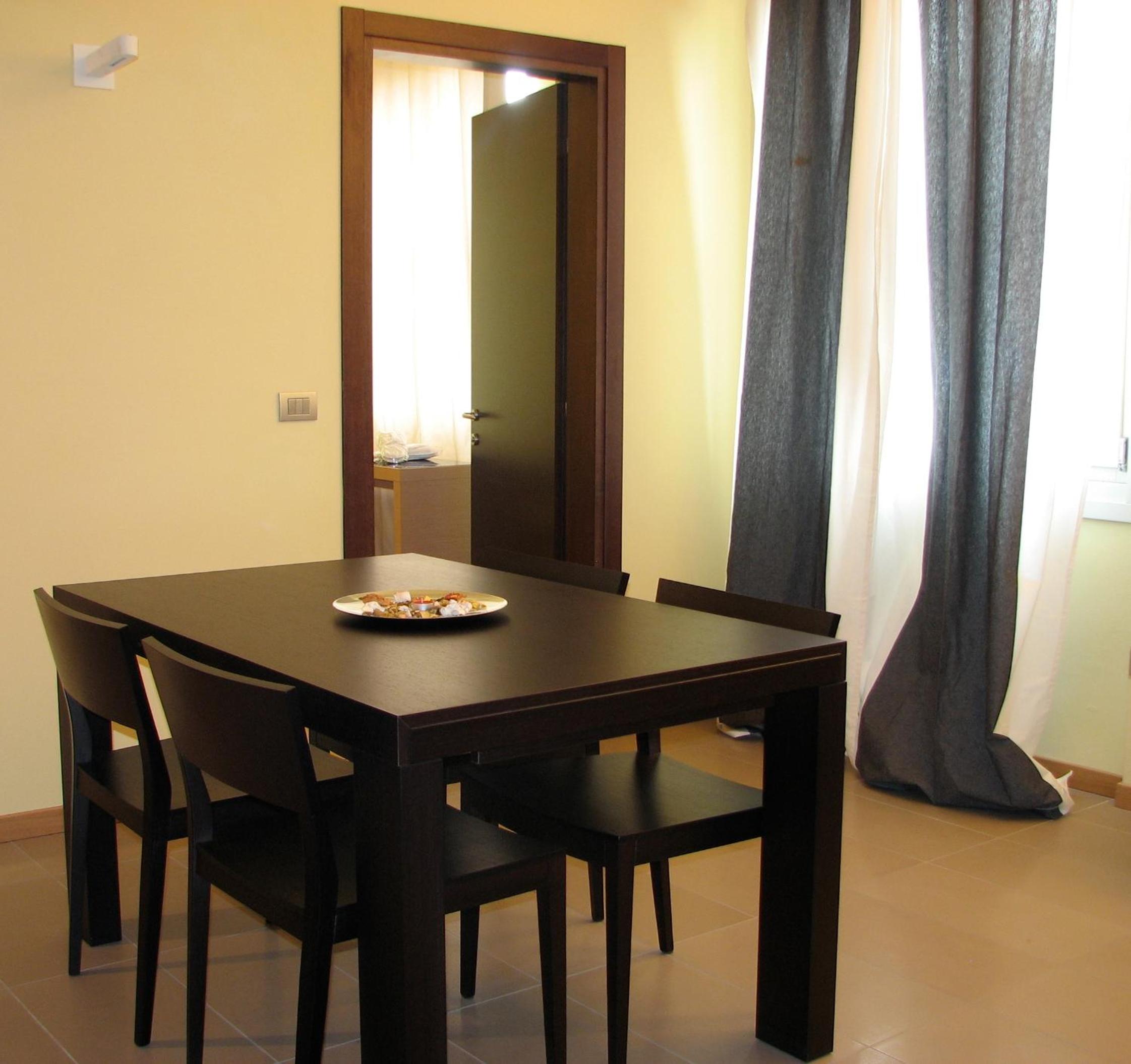 Superior One-Bedroom Apartment - Photo 3