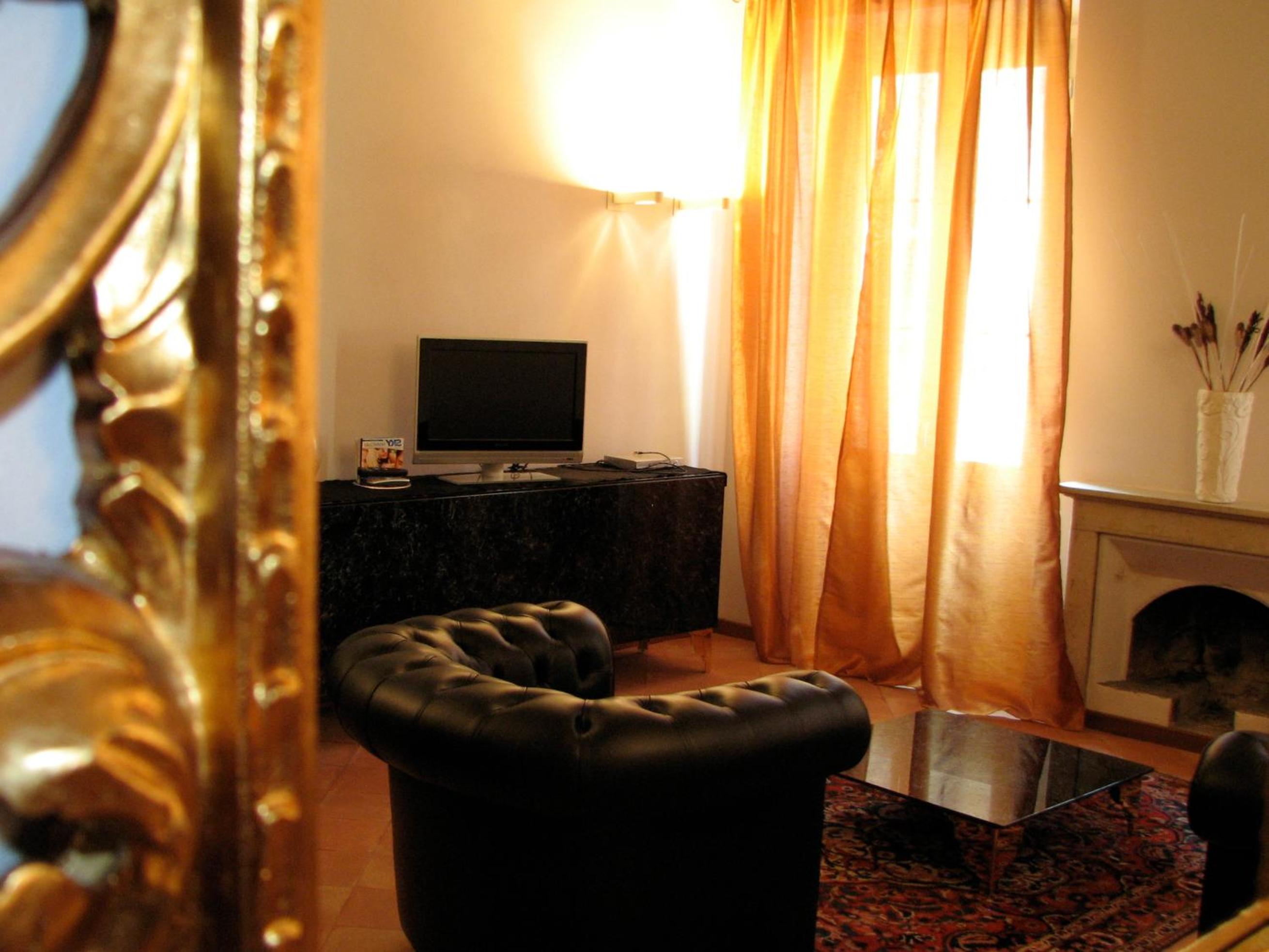 Superior One-Bedroom Suite with City View - Photo 11
