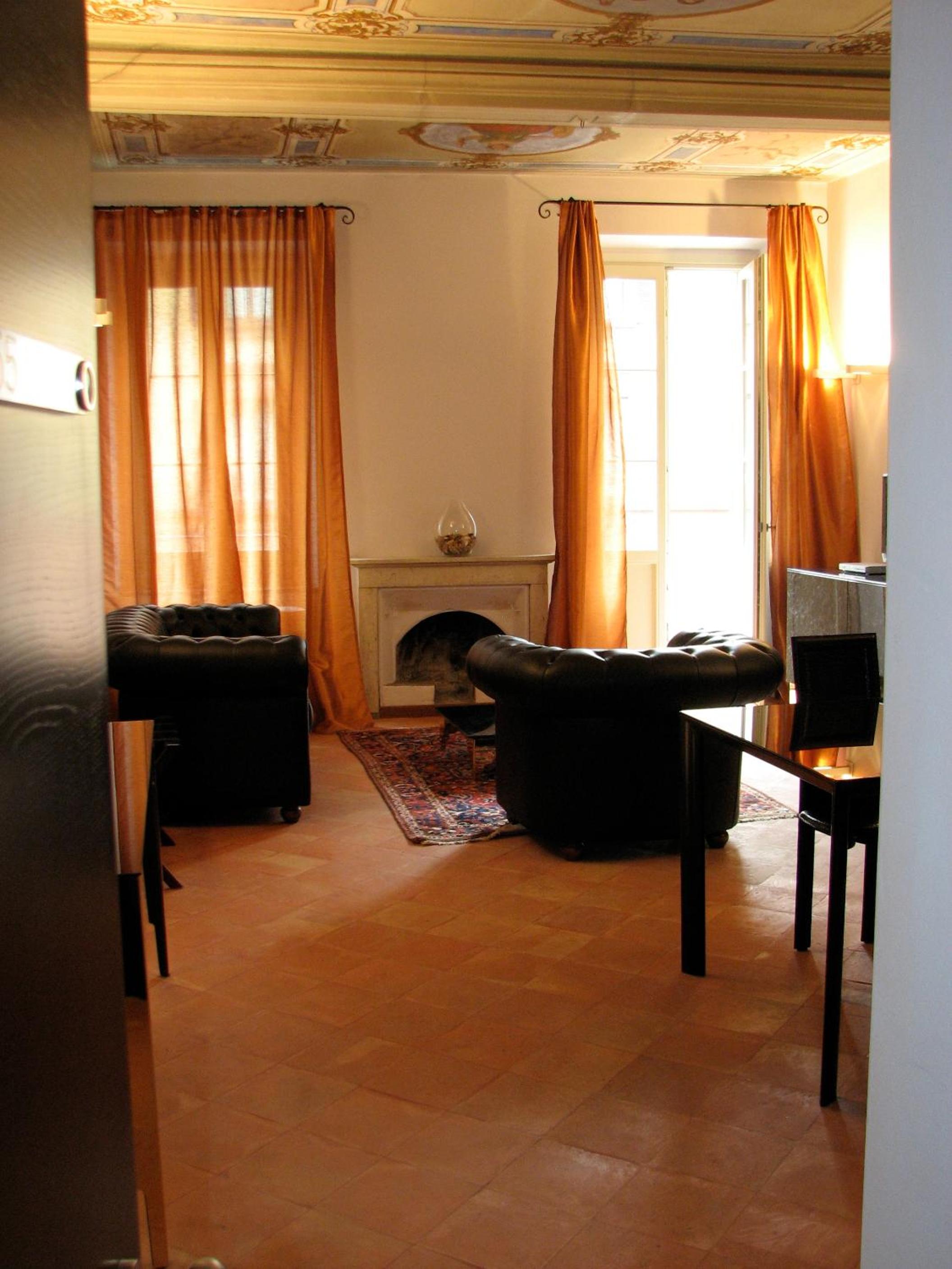 Superior One-Bedroom Suite with City View - Photo 9