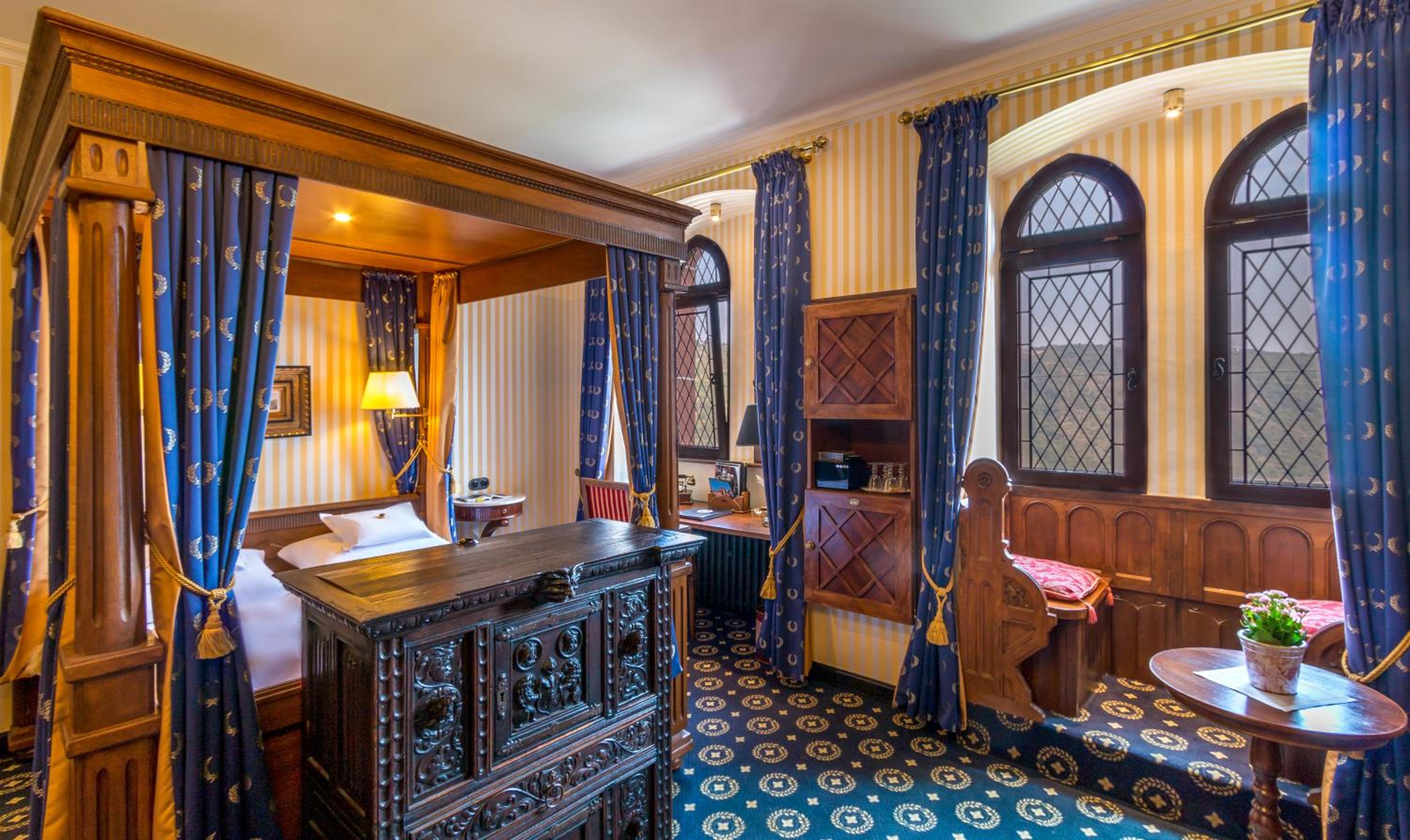 Deluxe Double Room with Bath - Photo 1