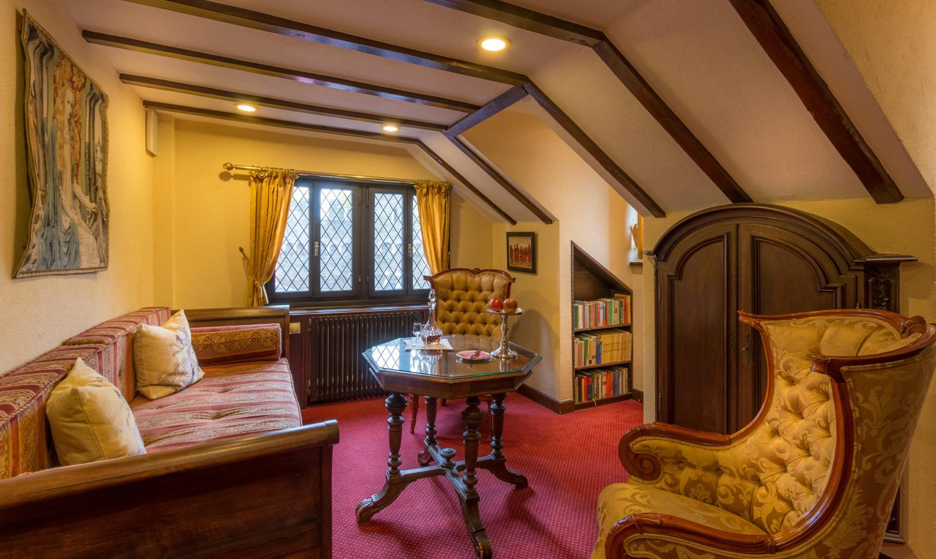 Queen Suite - Photo 1