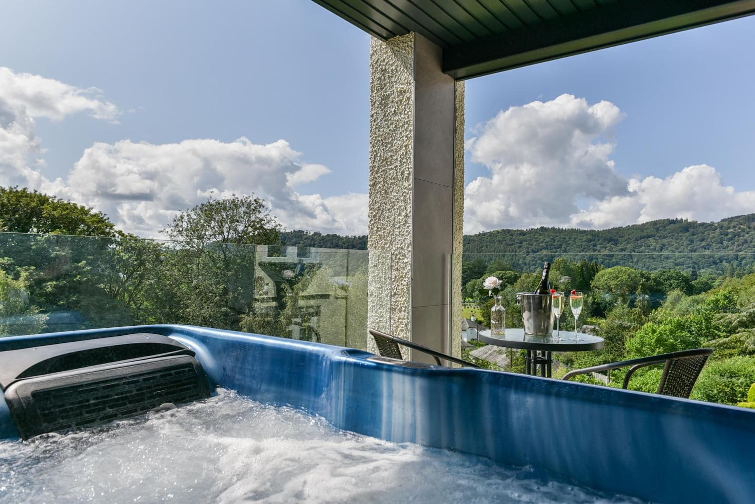 Windermere Suite with Hot Tub - Photo 5