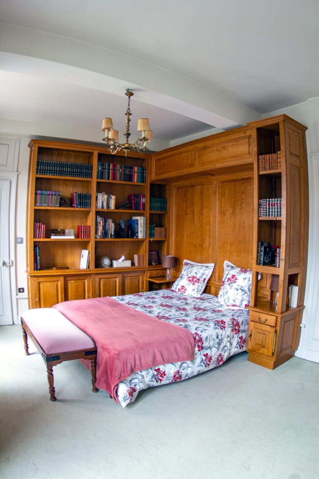 Queen Room photo 2
