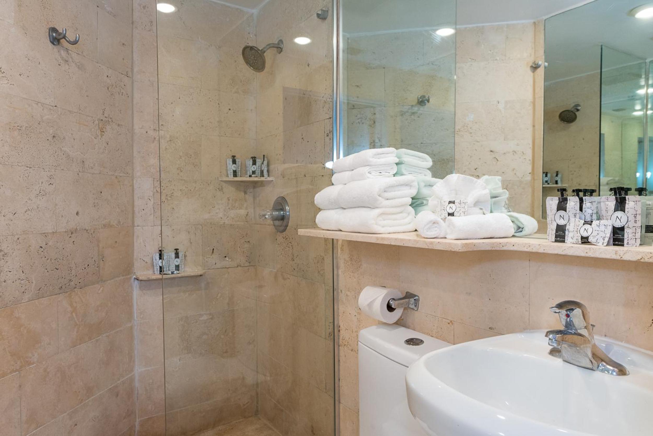 Standard King Room - Photo 11