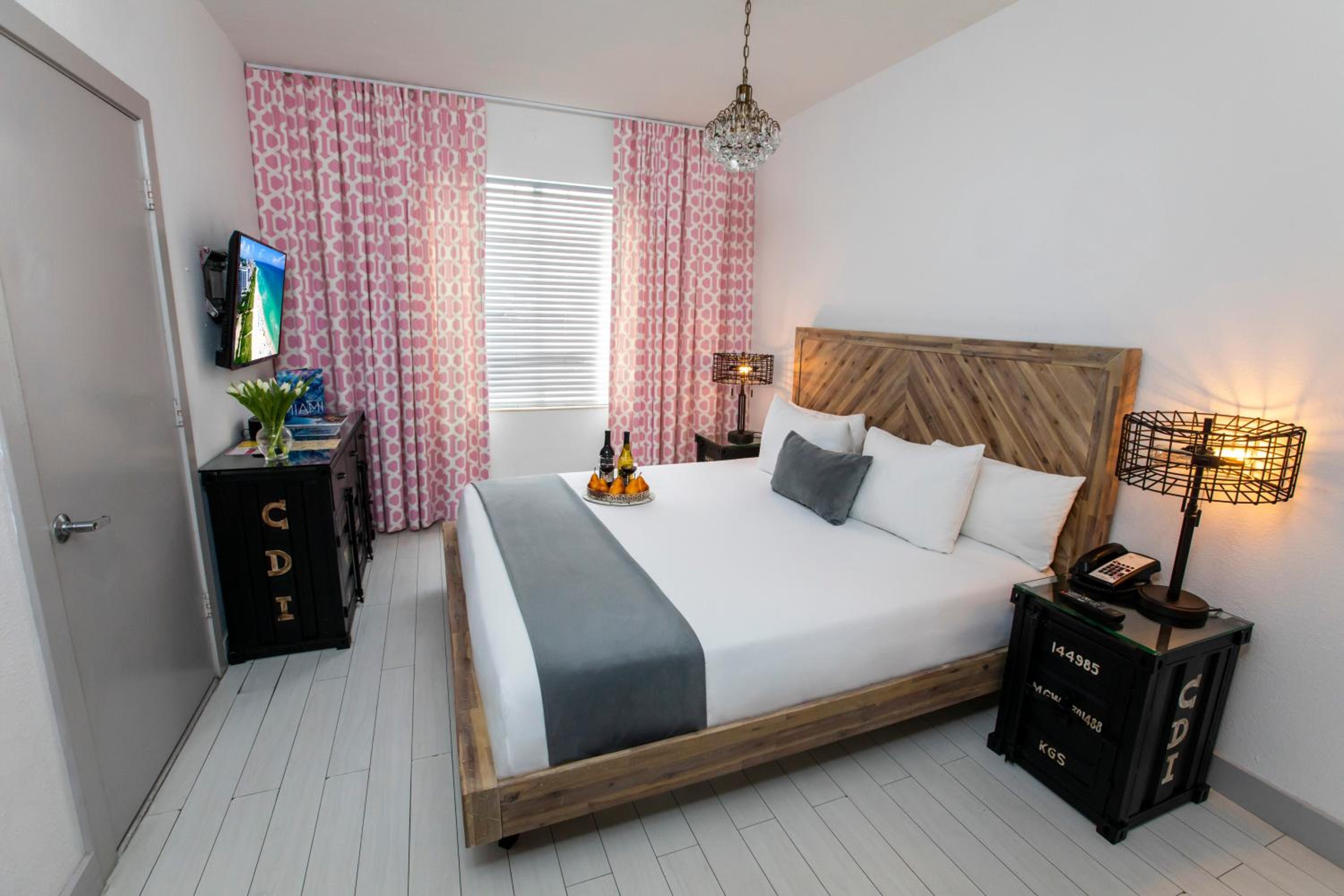 Standard King Room - Photo 5