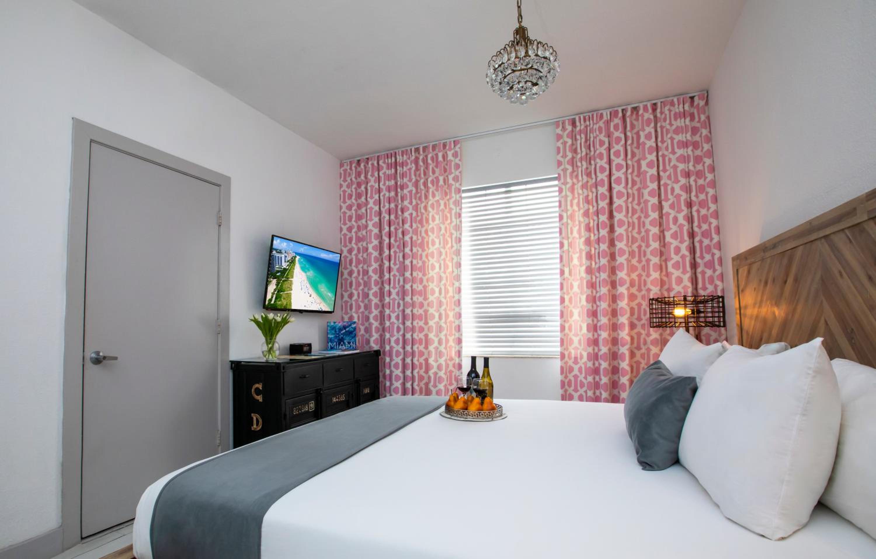 Standard King Room - Photo 6
