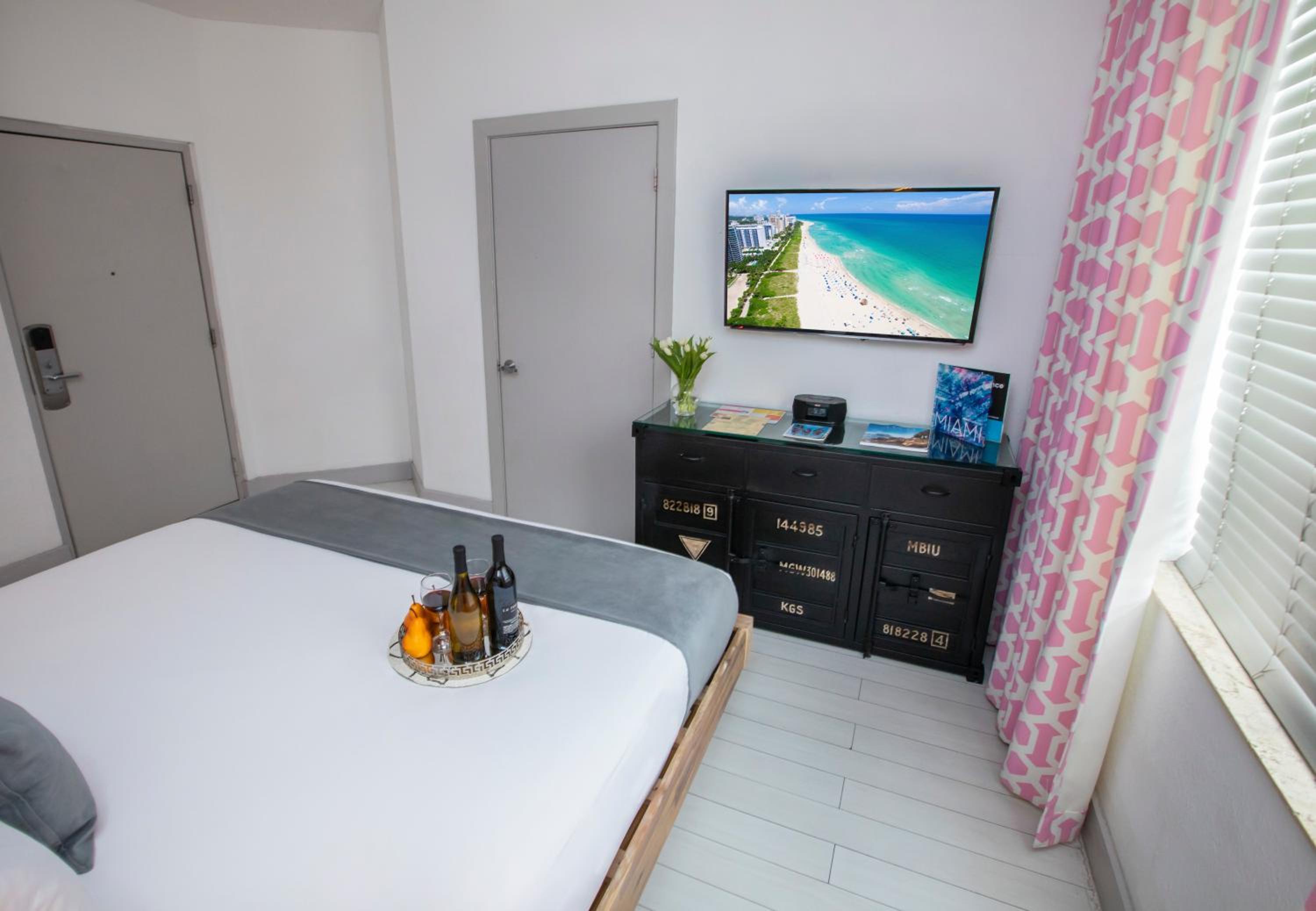 Standard King Room - Photo 2