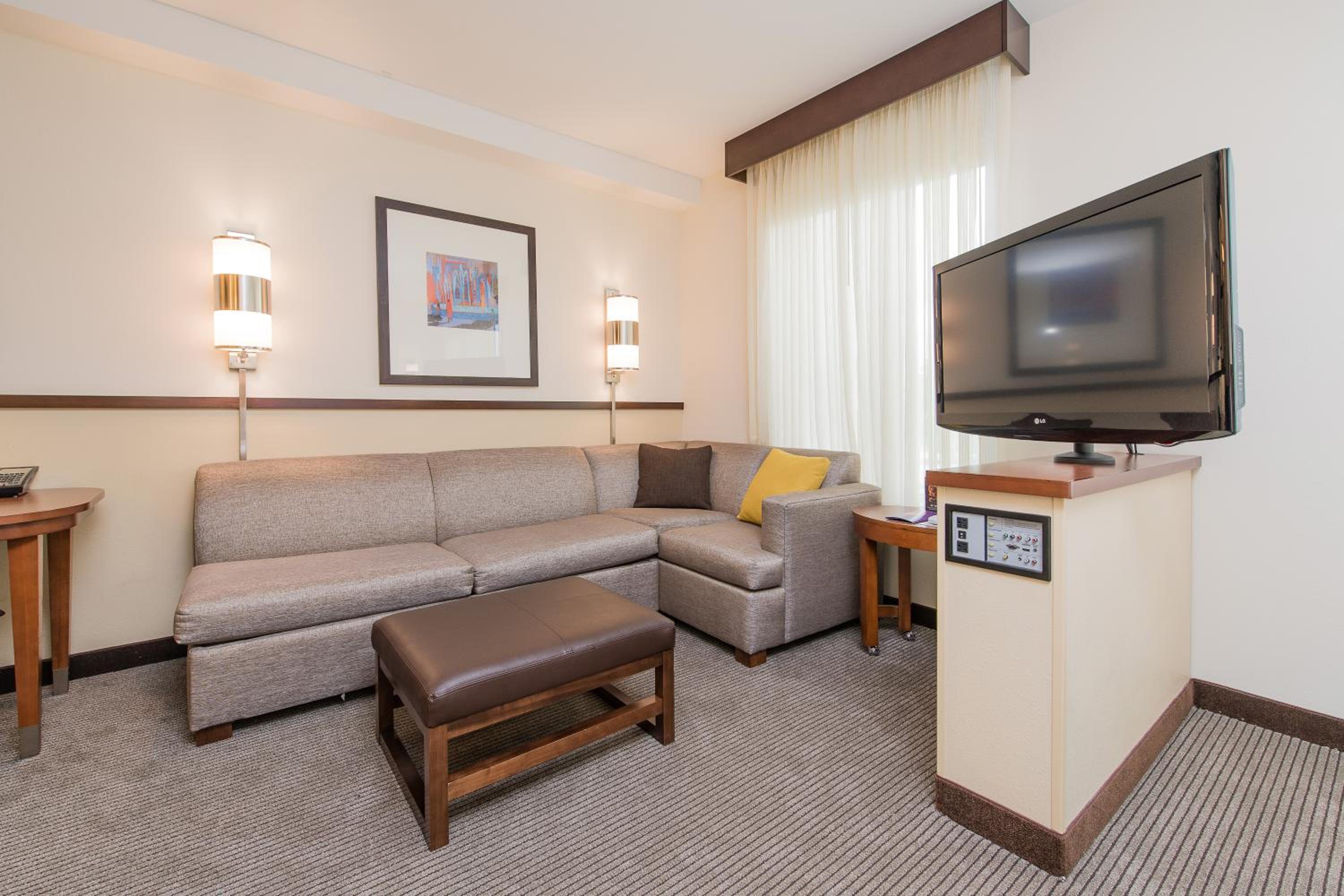 King Room with Sofa Bed - High Floor photo 3