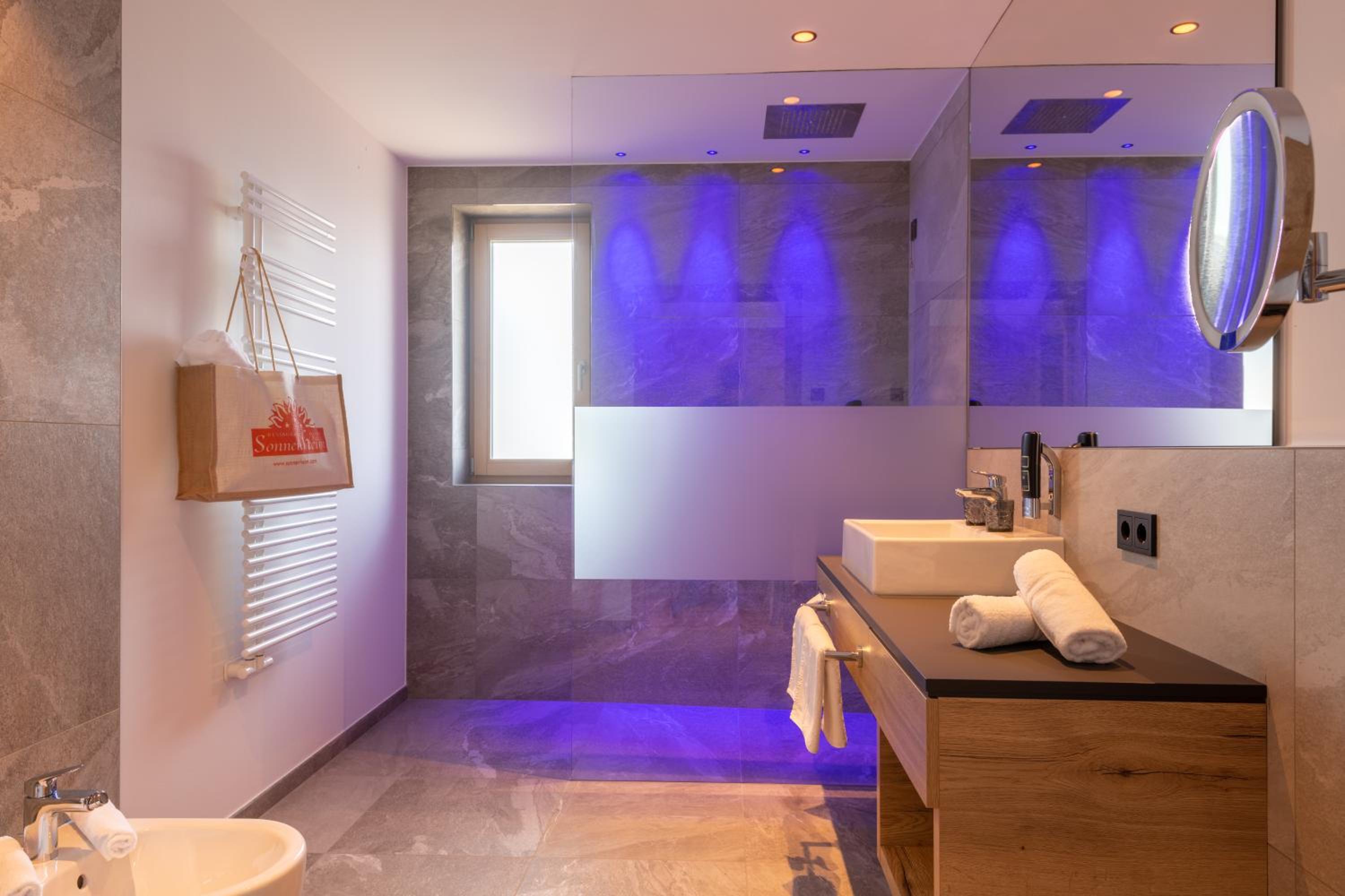 Deluxe Double Room with Balcony - Photo 2