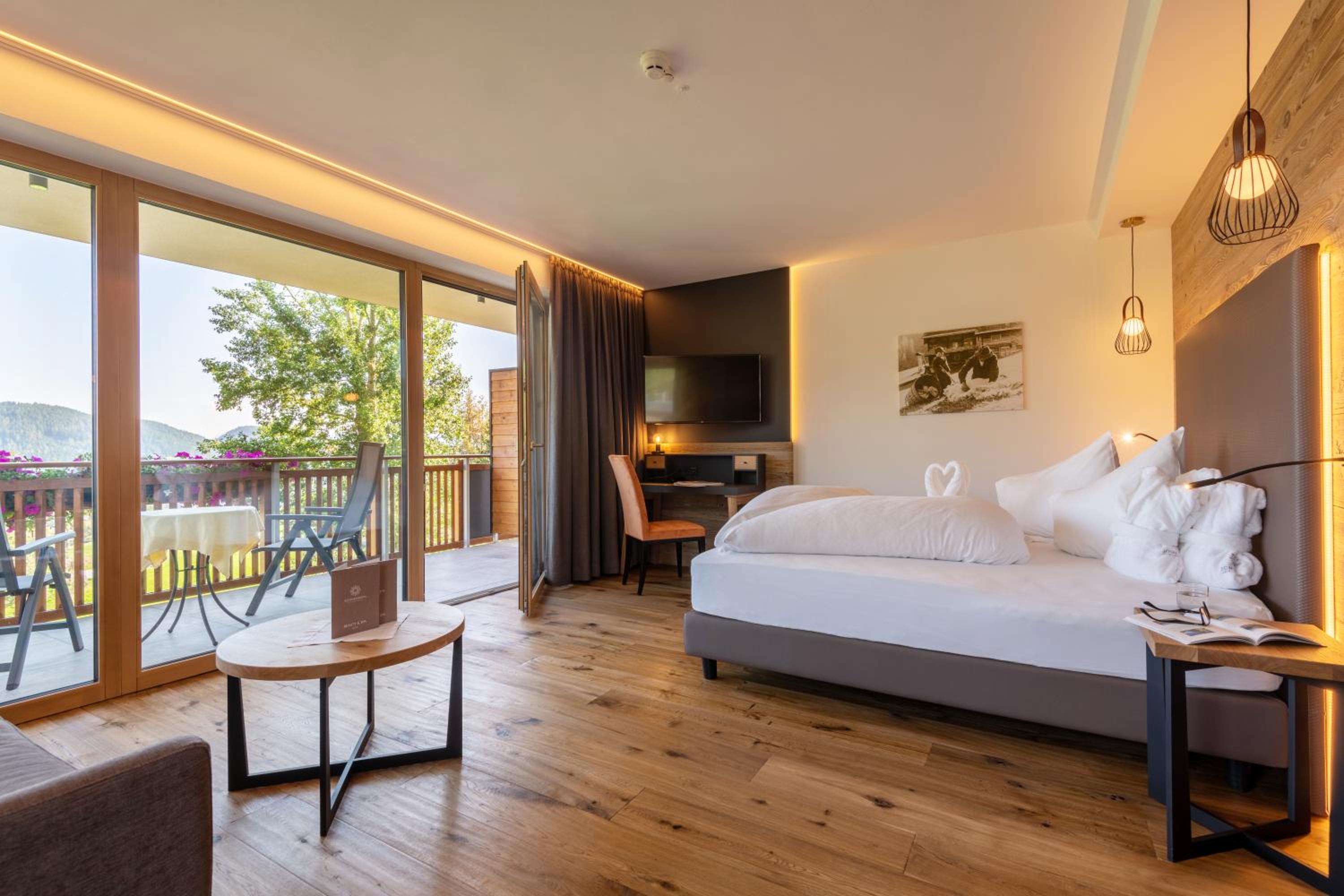 Deluxe Double Room with Balcony - Photo 3