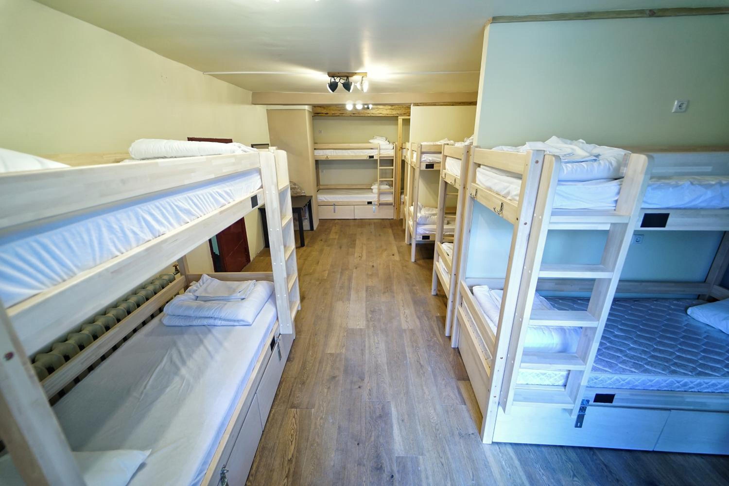 14-Bed Private Room