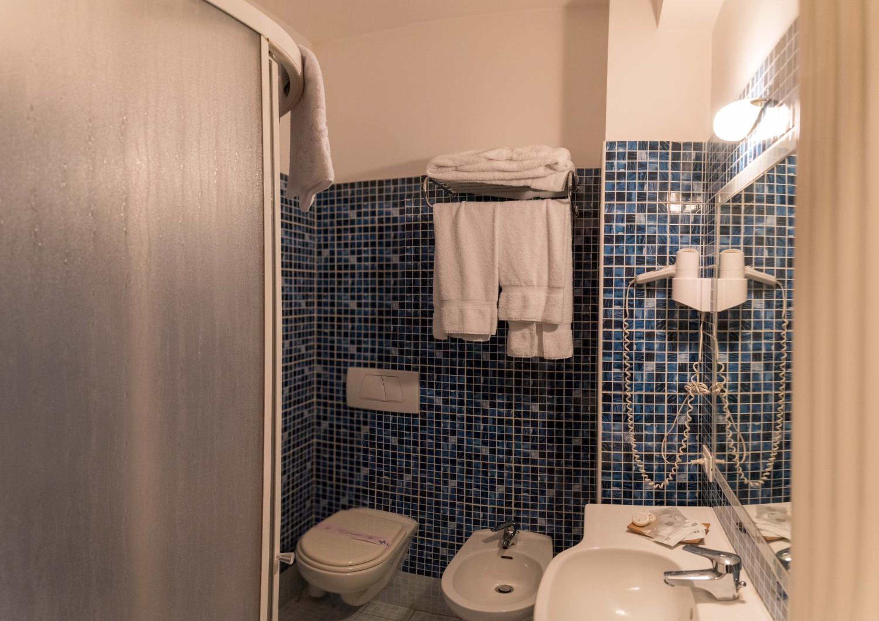 Standard Double Room - Photo 12