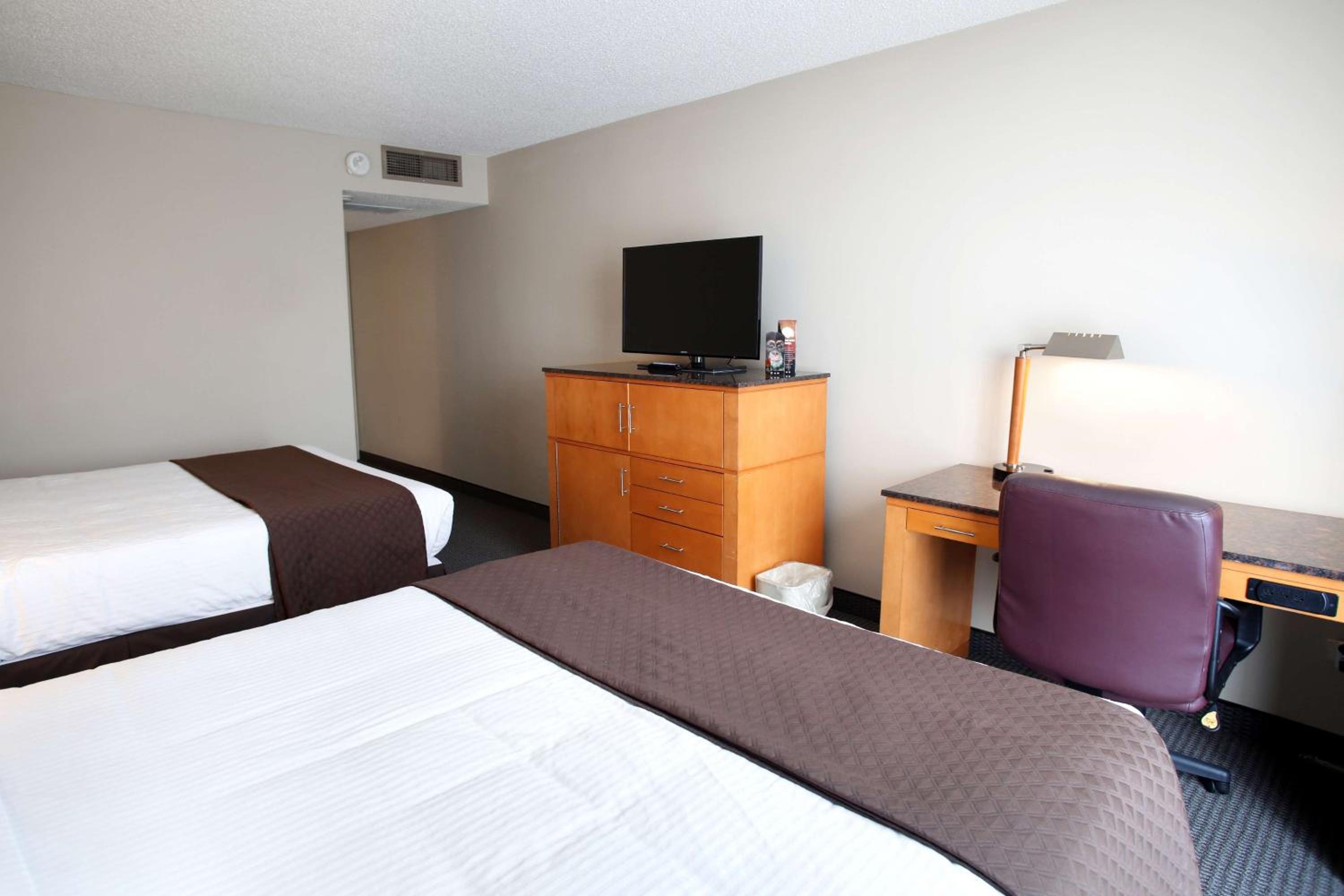 Queen Room With Two Queen Beds photo 2