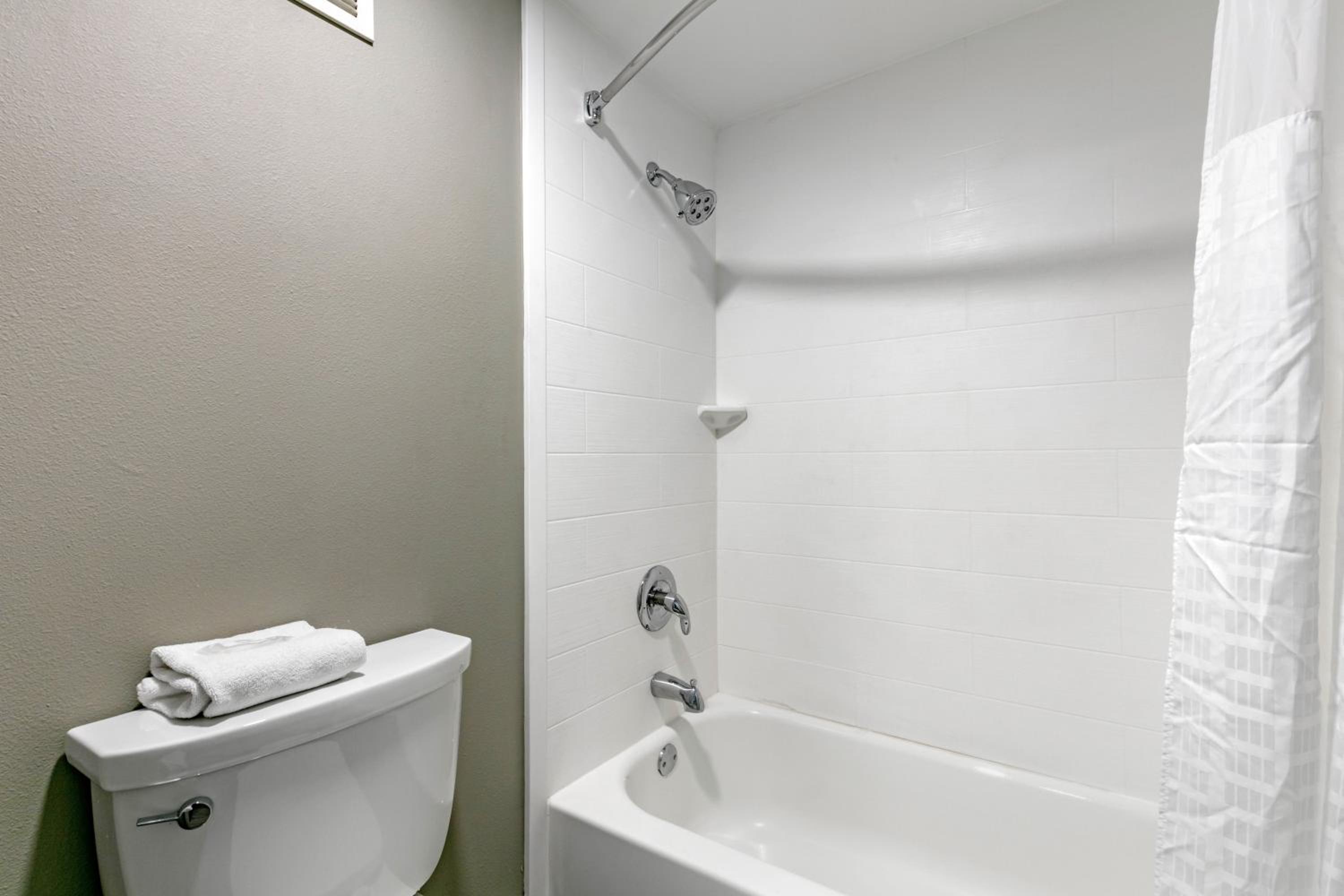 Double Room - Non Smoking/Exterior Corridor - Photo 3
