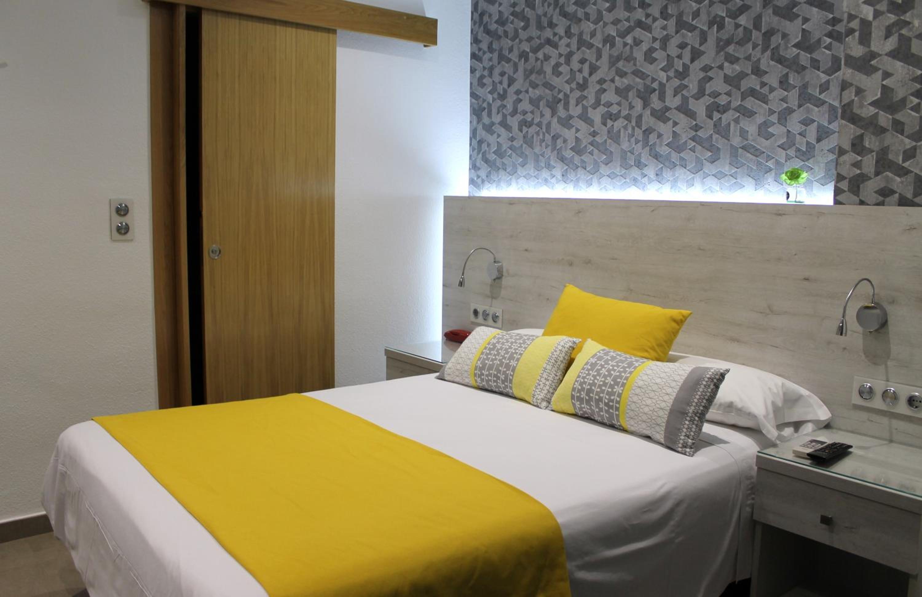 Double or Twin Room - Photo 15